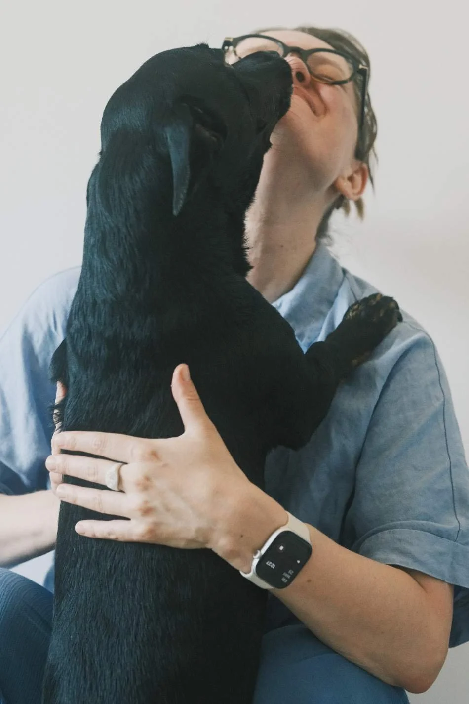 Une femme faisant un câlin à son chien après qu’elle se soit vu offrir un collier et une bague truffe de chien.