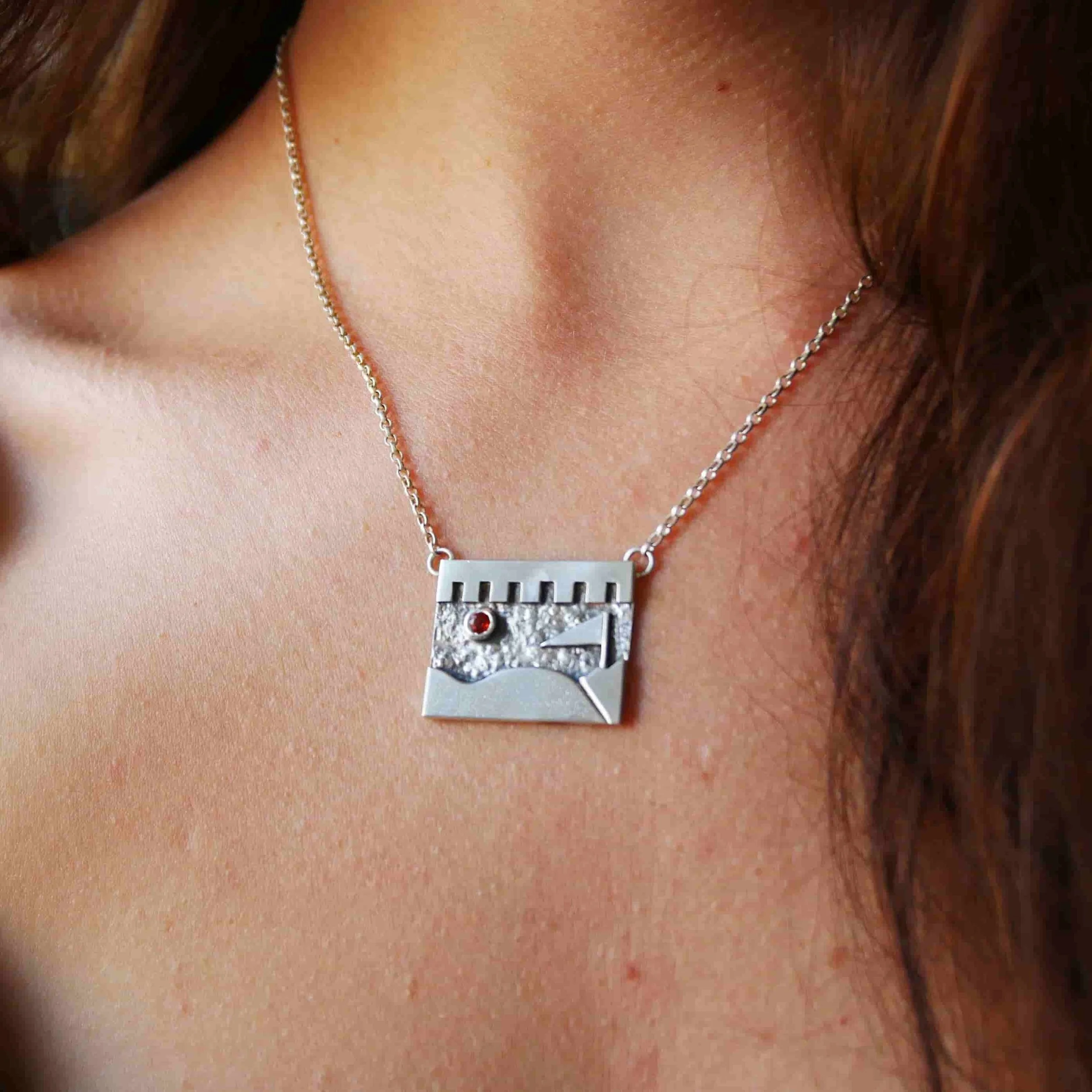Collier sur mesure imitant un paysage.