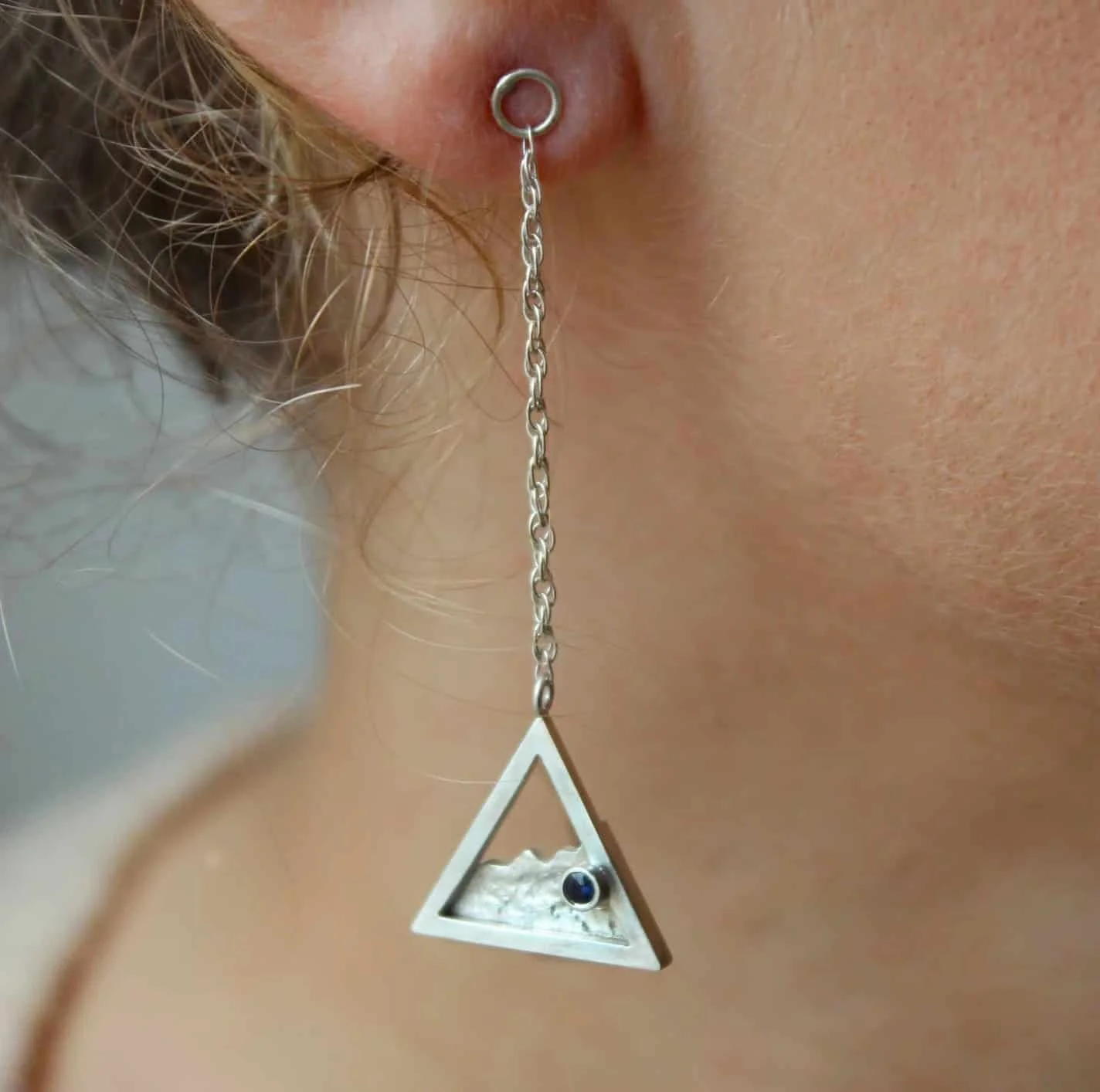 Boucles d’oreilles pendantes triangulaires sur mesure.