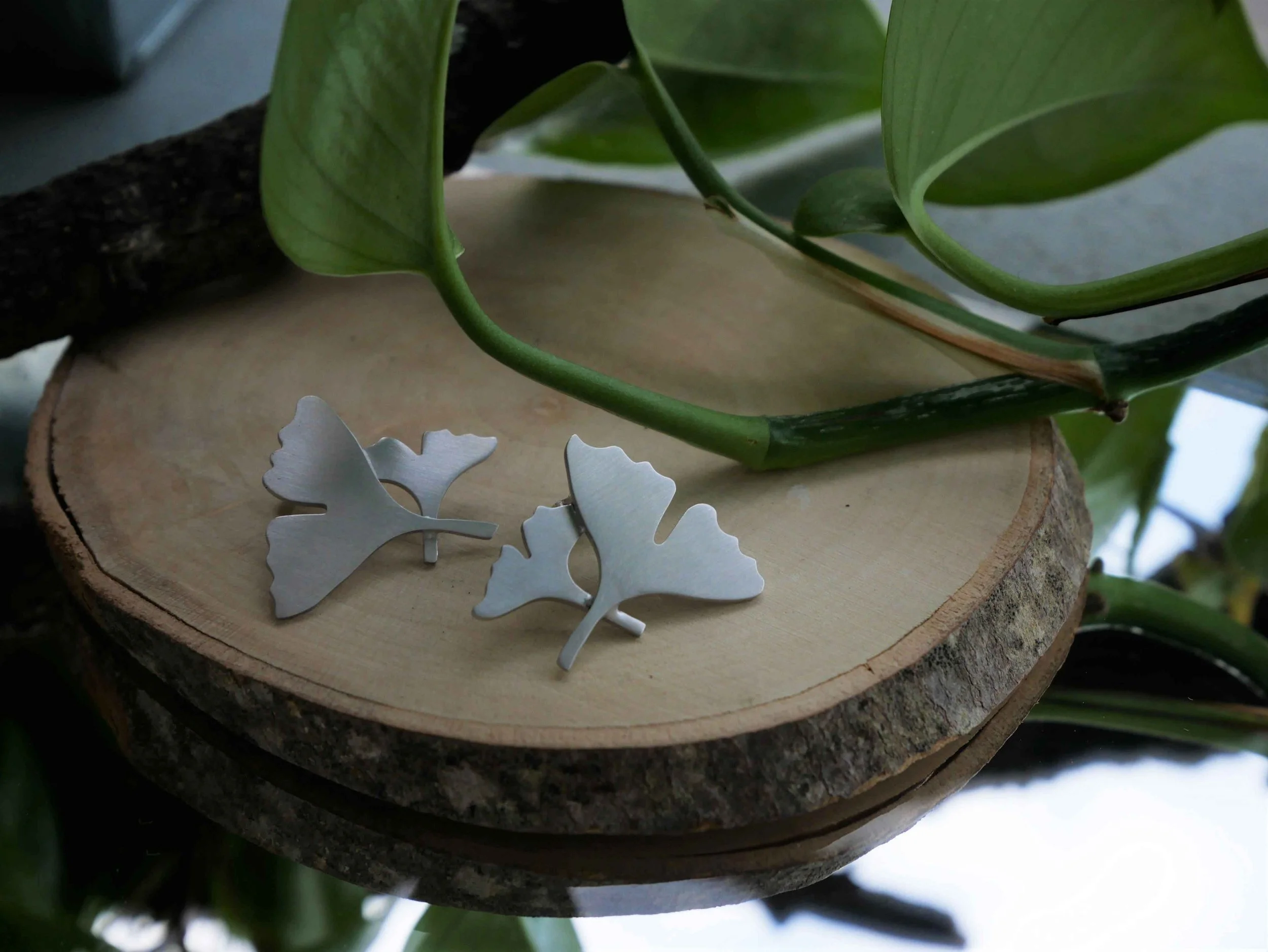 Boucles d'oreilles fleur de ginko en argent pour une tenue de mariage