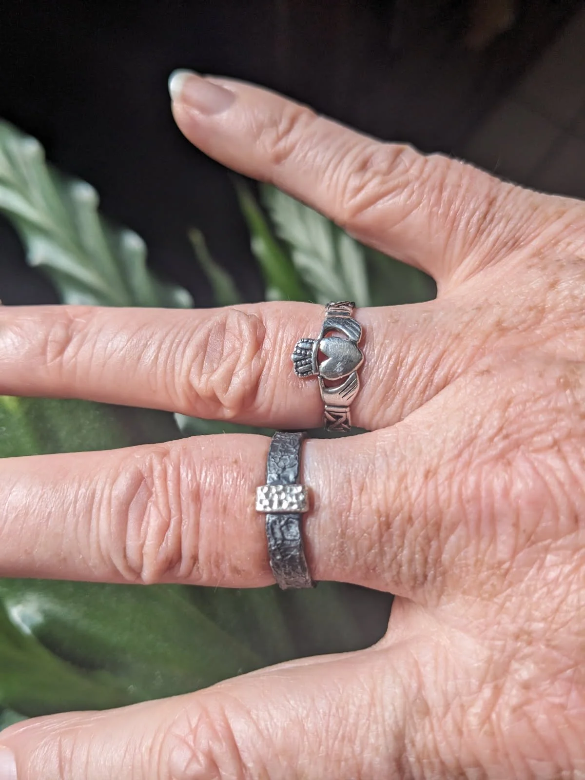 Bague-argent-cadeau-sur-mesure-texture-Atelier-962-Manon-Fleury.jpg