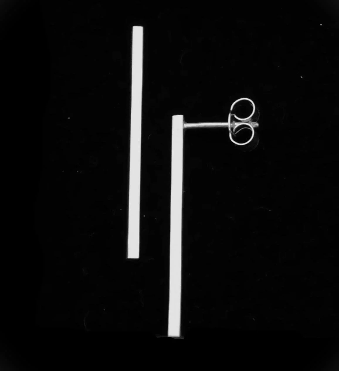 Boucles d'oreilles élégantes et raffinées sur fond noir. 