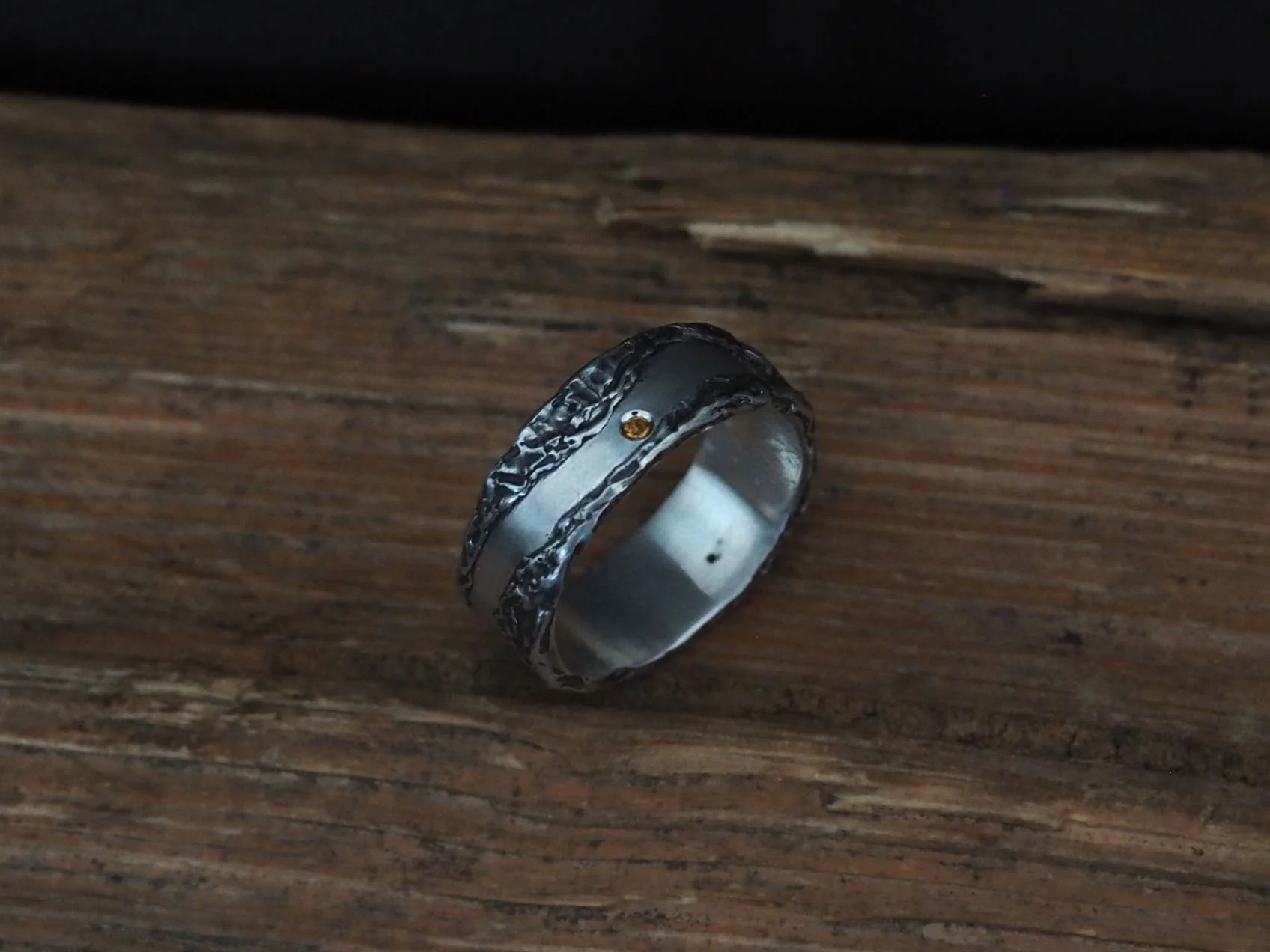 Anneau en argent texturé et mât, citrine