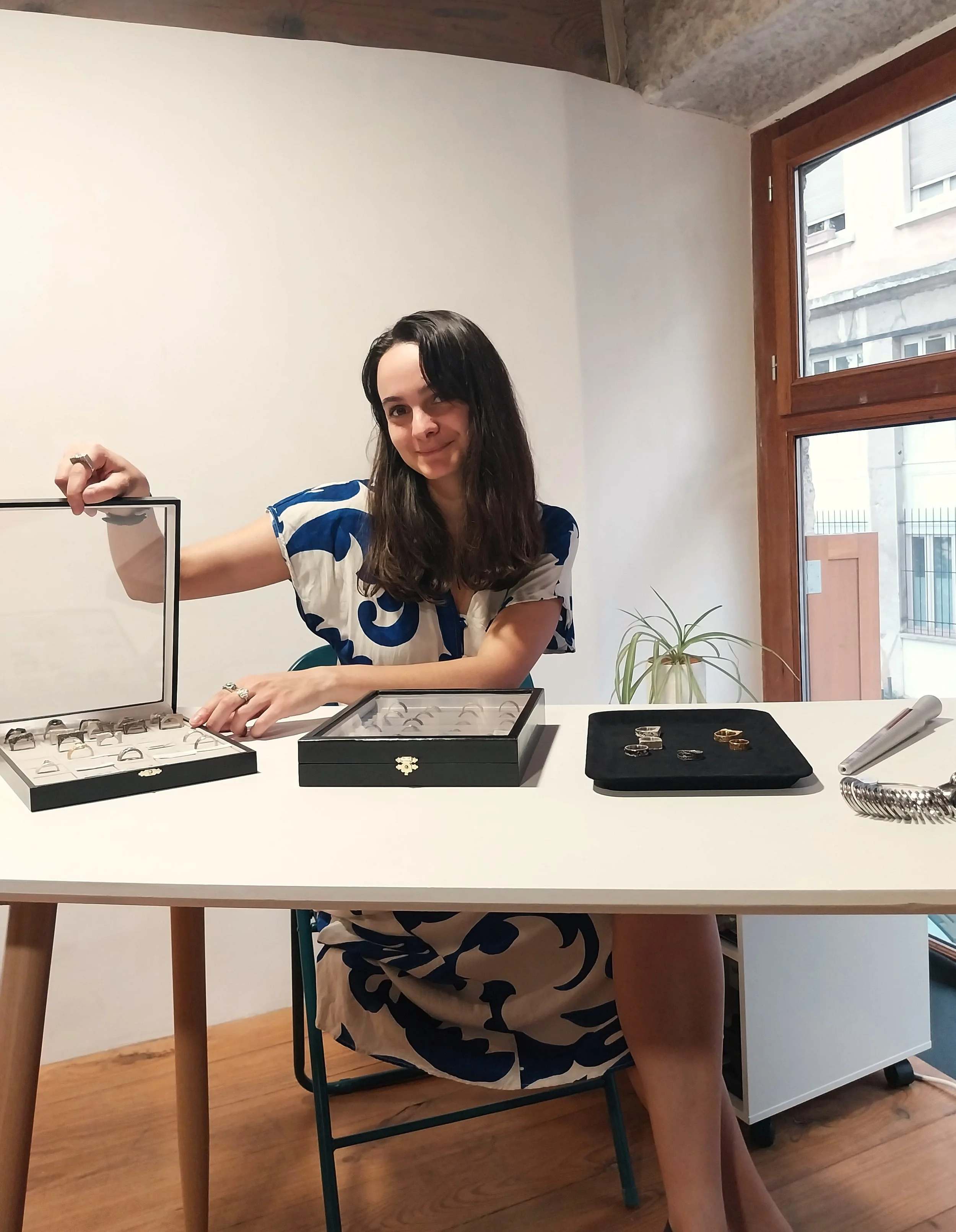 Bijoutière sur-mesure dans son bureau où elle reçoit ses clients à Lyon.