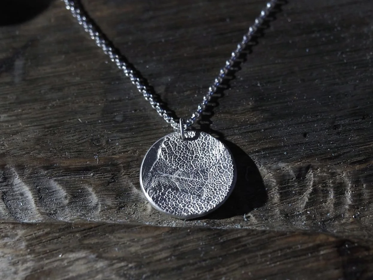Collier truffe de chien posé sur l'établi.