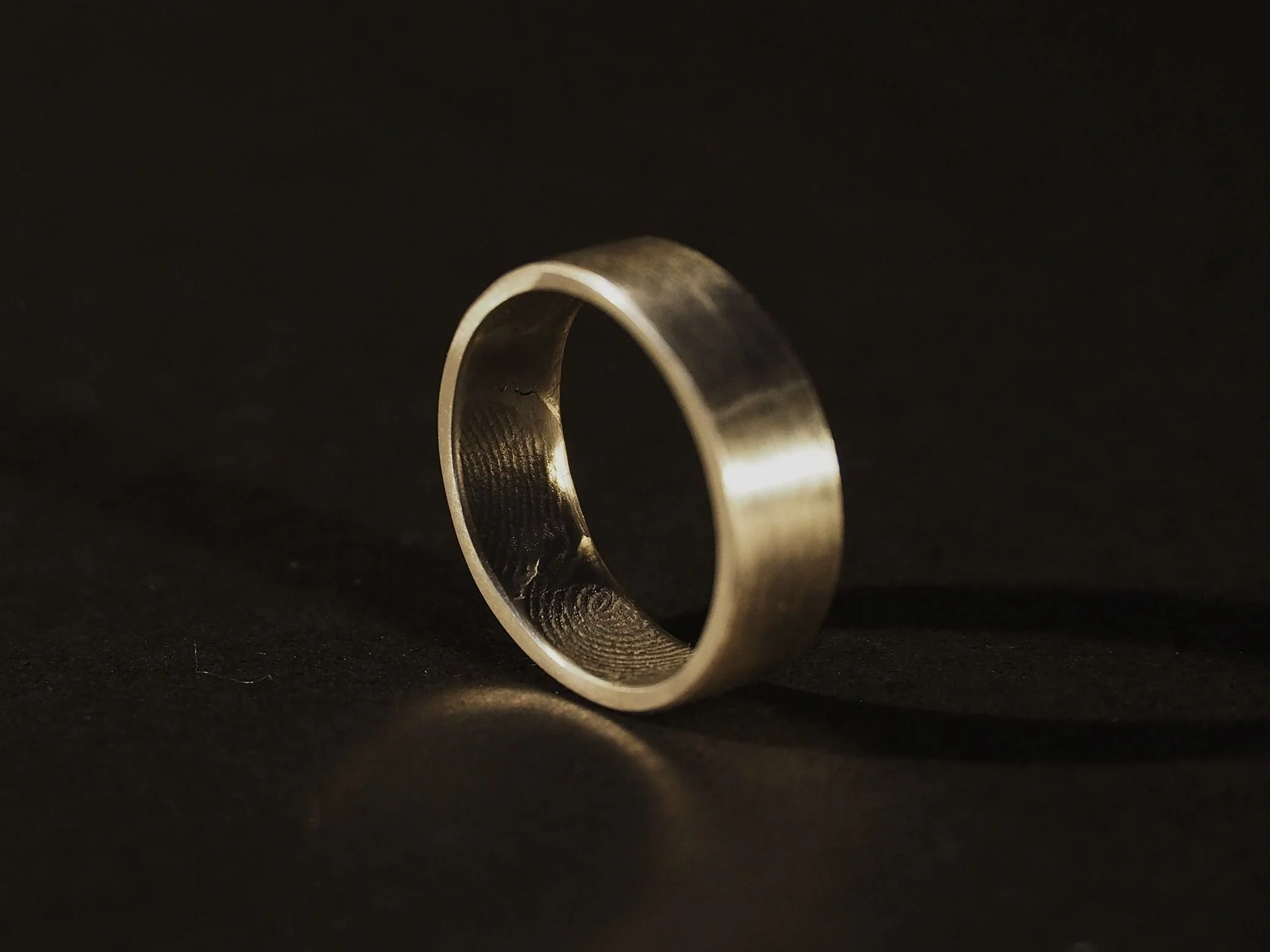 Bague empreinte digitale en argent avec gravure à l’intérieur et rebord lisse, bijou sur-mesure et sentimental créé à Lyon dans l’Atelier 962°, symbole d’attachement et de lien unique.