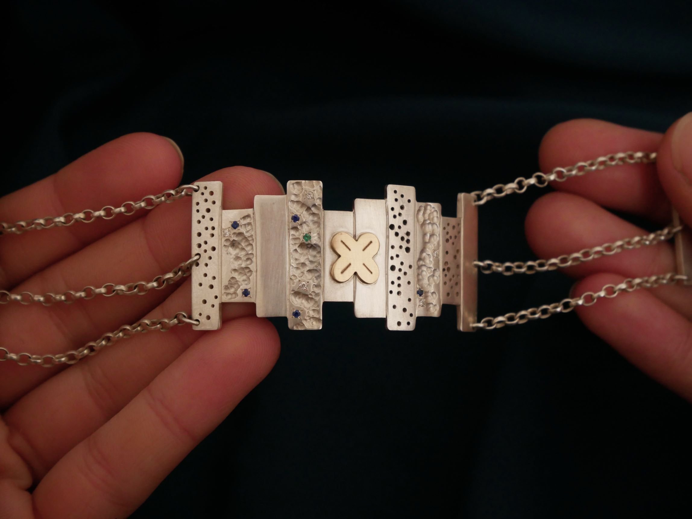 Bracelet triple argent et trèfle en or.