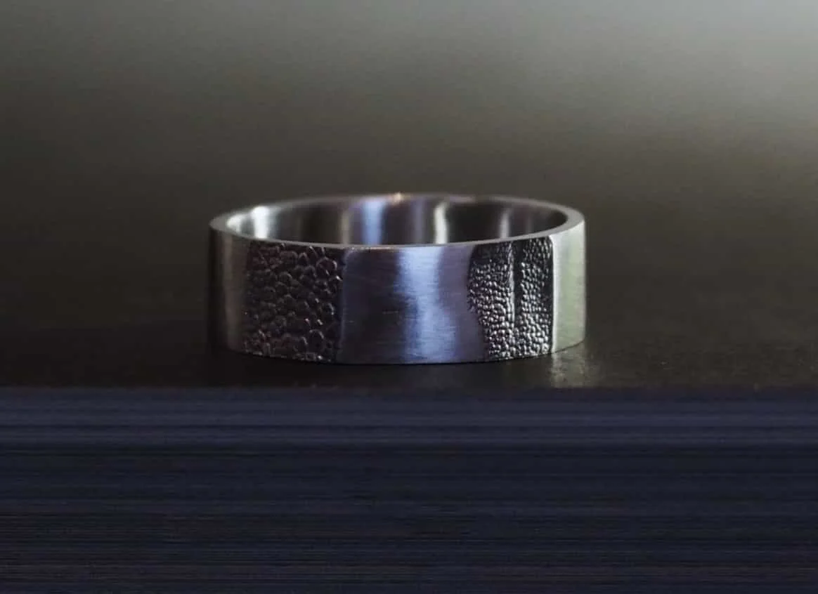 bijou empreinte animal en argent. Sur ce bijou truffe, on retrouve la truffe de Crumpet (un chien) et la truffe de Pataugas (un chat). Le résultat : une bague museau de chien et chat.