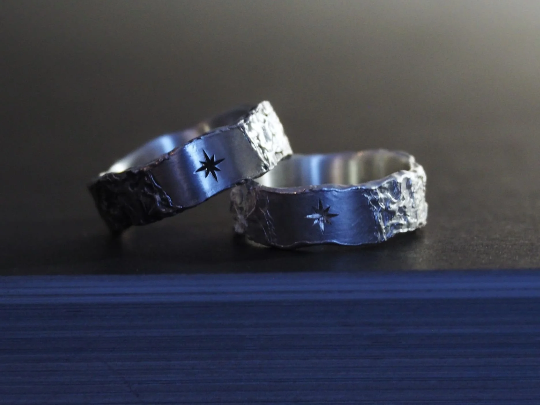 Deux alliances originales et assorties, avec une étoile gravée sur l'anneau de mariage.