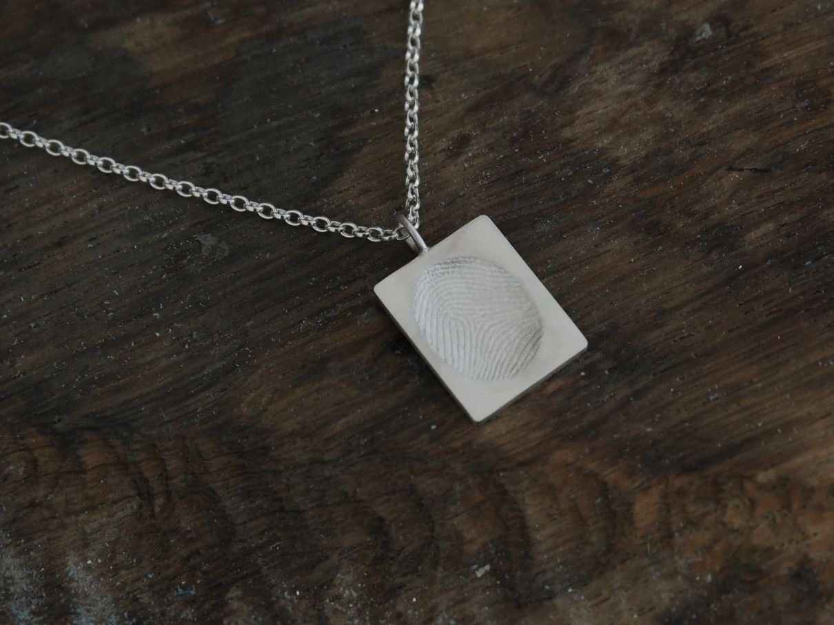 Collier-carre-empreinte-digitale-Atelier962-Manon-Fleury (5).JPG