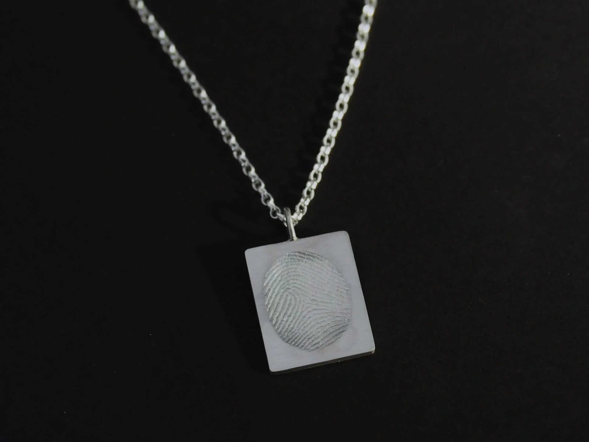 Collier-carre-empreinte-digitale-Atelier962-Manon-Fleury (4).JPG