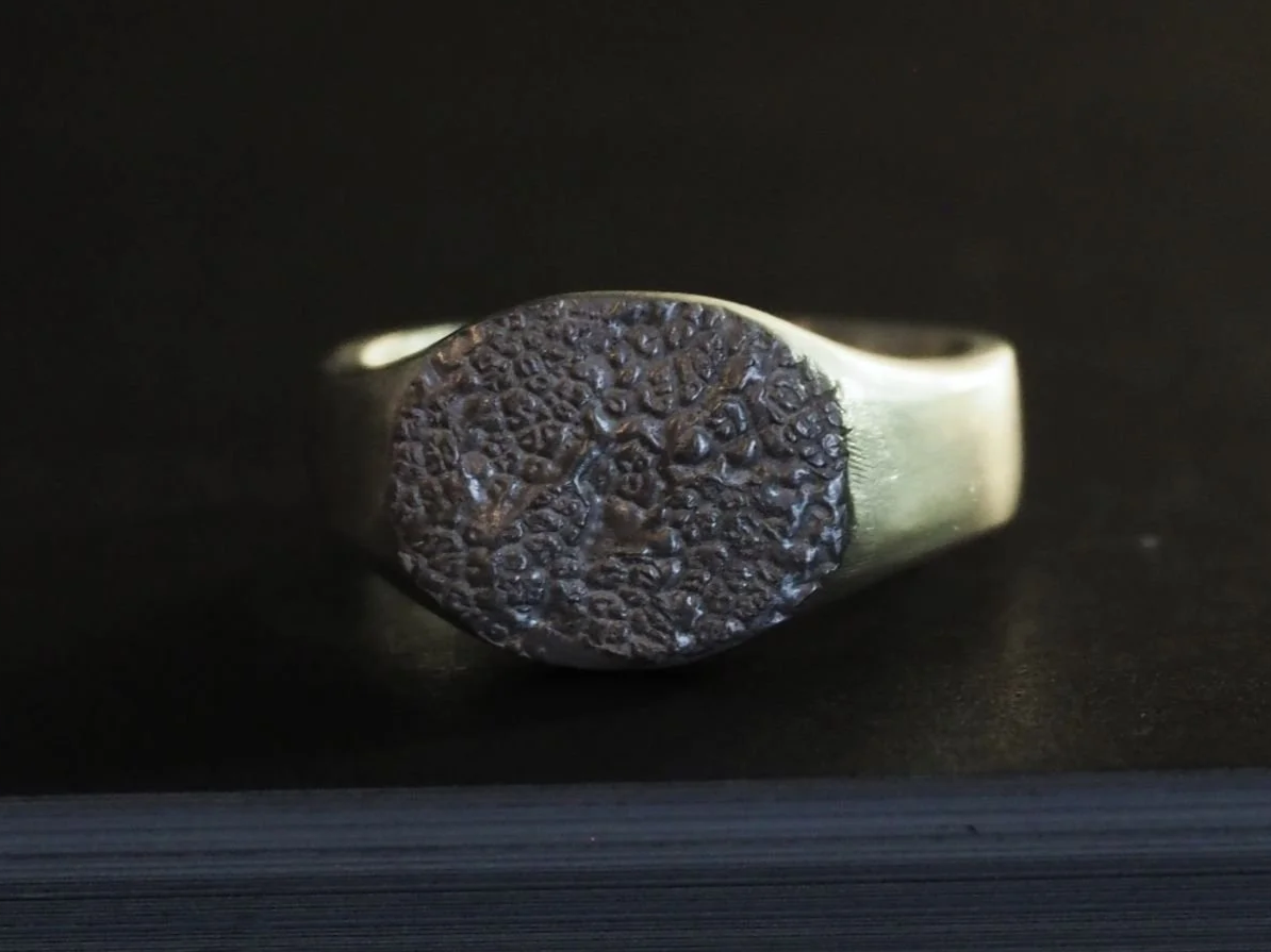 bague truffe de chien en argent sur fond noir. Cette bague avec le museau de votre chien est une chevalière aux finitions mates. Les bijoux truffe de chien sont parfaits en cadeau pour les amoureux des chiens.