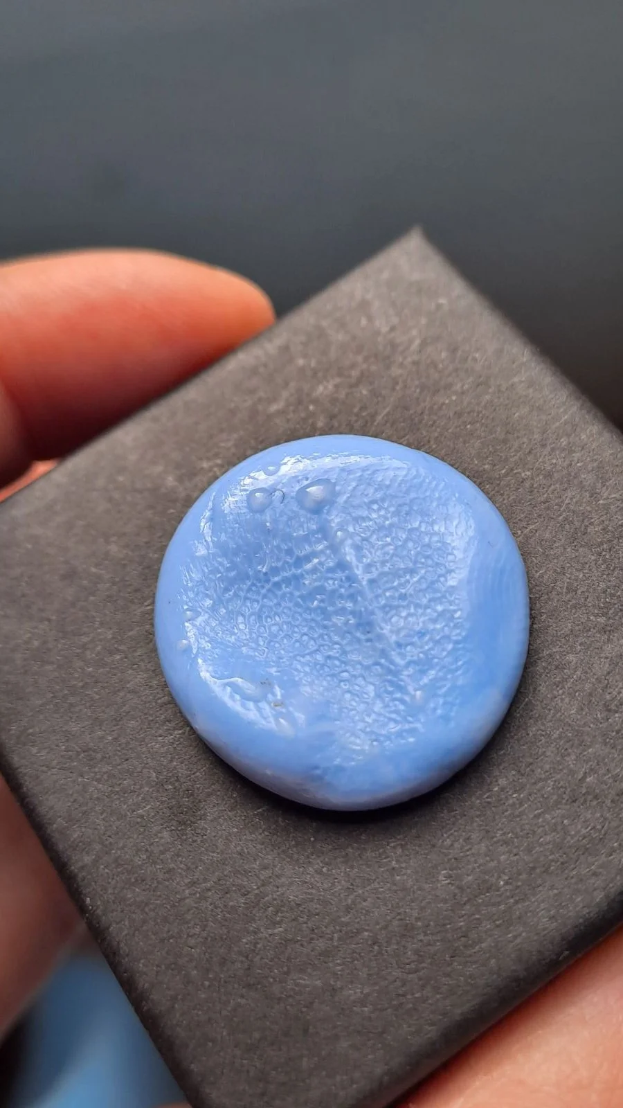 Gros plan sur le moule en silicone montrant la texture fine de l’empreinte truffe chien. On distingue les détails qui serviront à façonner un bijou empreinte chien, bijou truffe sur mesure révélant la beauté du museau canin.