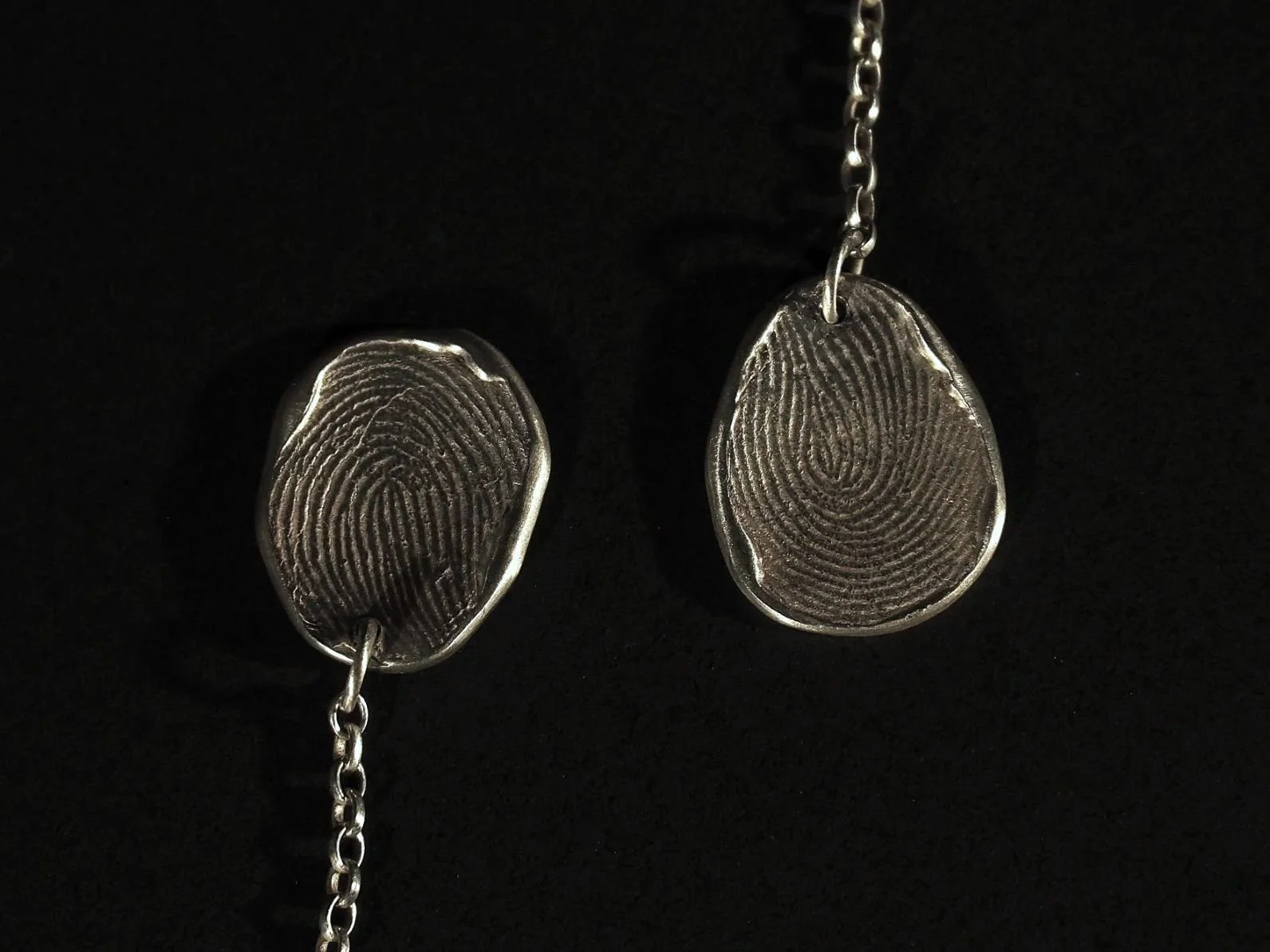boucles-d-oreilles-pendantes-empreintes-digitales-en-argent.JPG