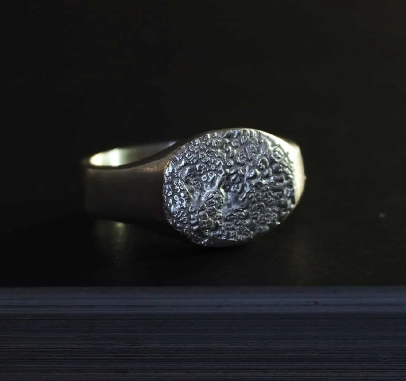 Chevalière truffe de chien avec le motif du museau sur le plateau de la chevalière. C'est une bague truffe de chien pour tous ceux qui aiment porter de grosses bagues en argent.