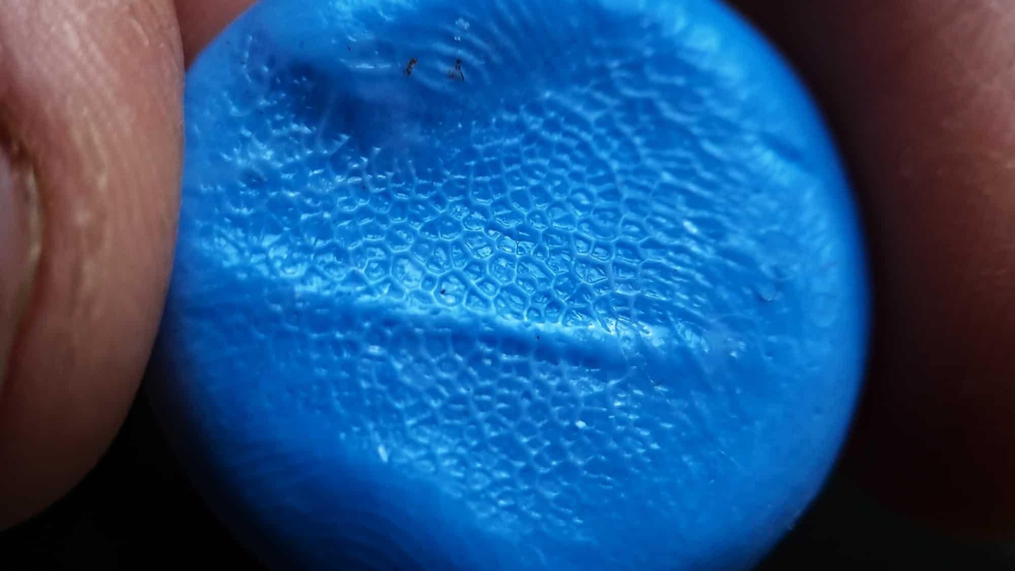 Motif du rhinarium de la truffe d'un chien laissé sur le moule en silicone du kit empreinte. C'est avec ce moule que sont fabriqués les bijoux truffe de chien.