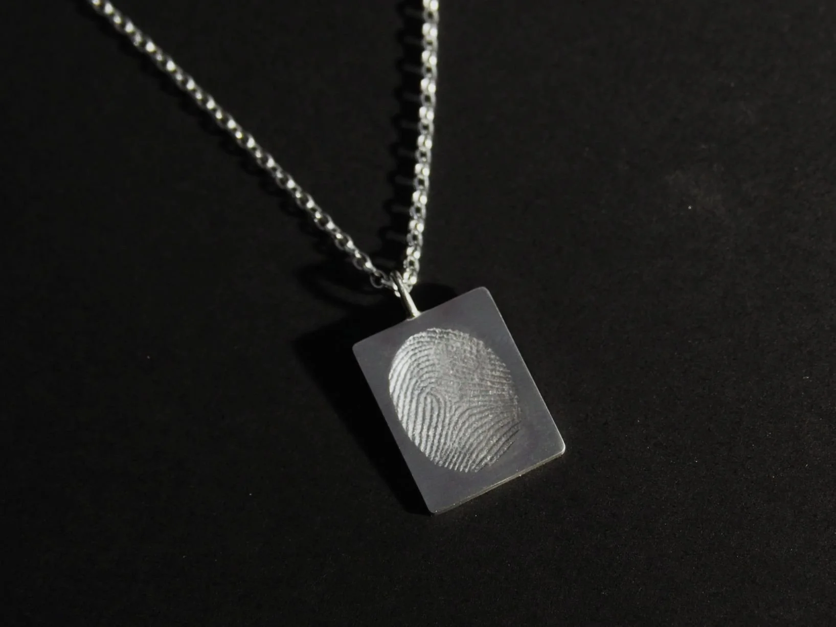 Collier-carre-empreinte-digitale-Atelier962-Manon-Fleury (2).JPG
