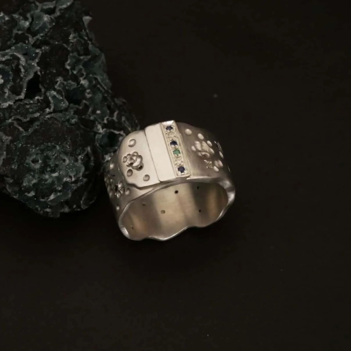 Bague large sur mesure avec des pierres précieuses bleues, vertes, blanches. Création de bague sur mesure pour une femme.