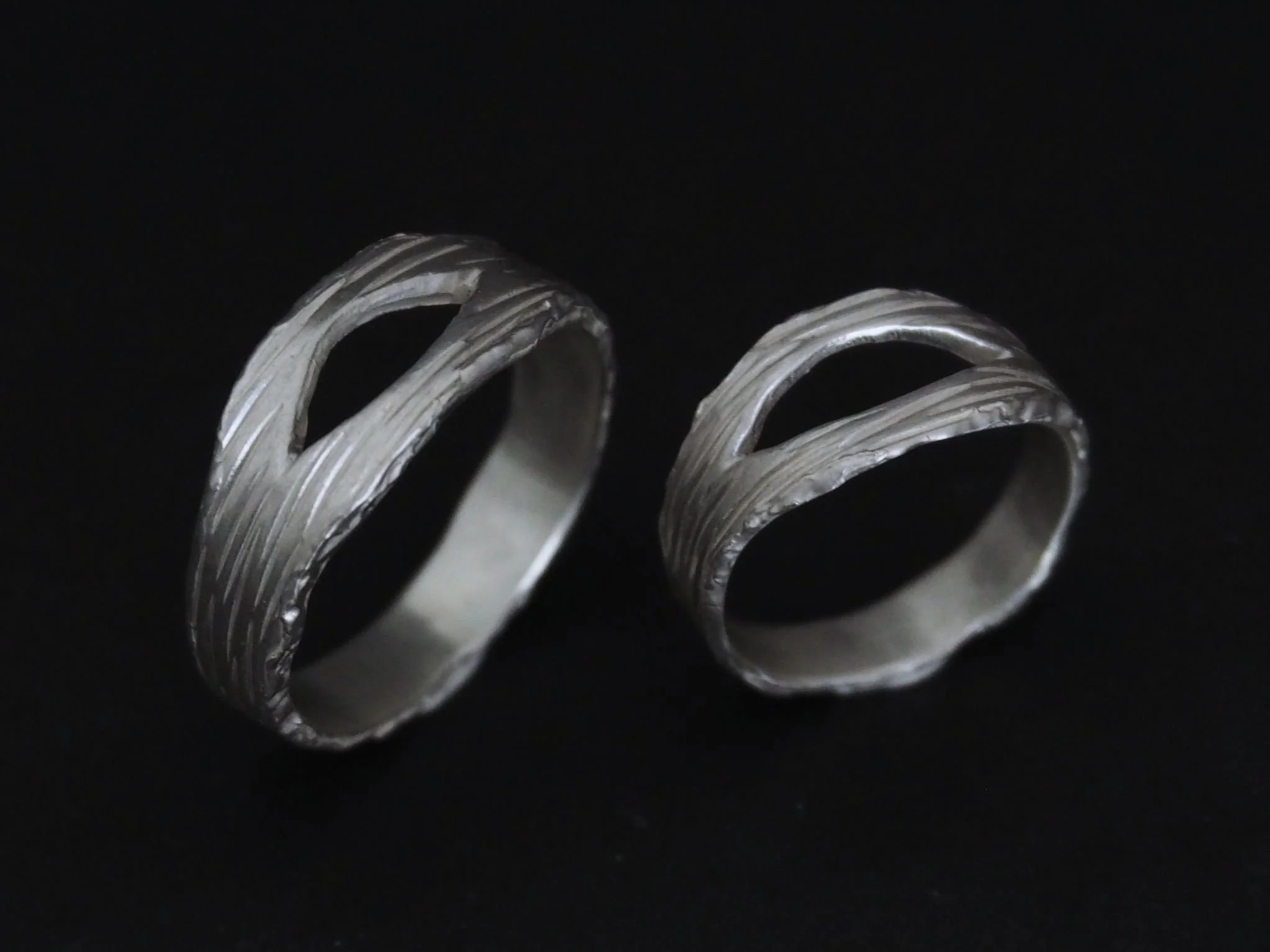 Bagues ajourées en argent texturé