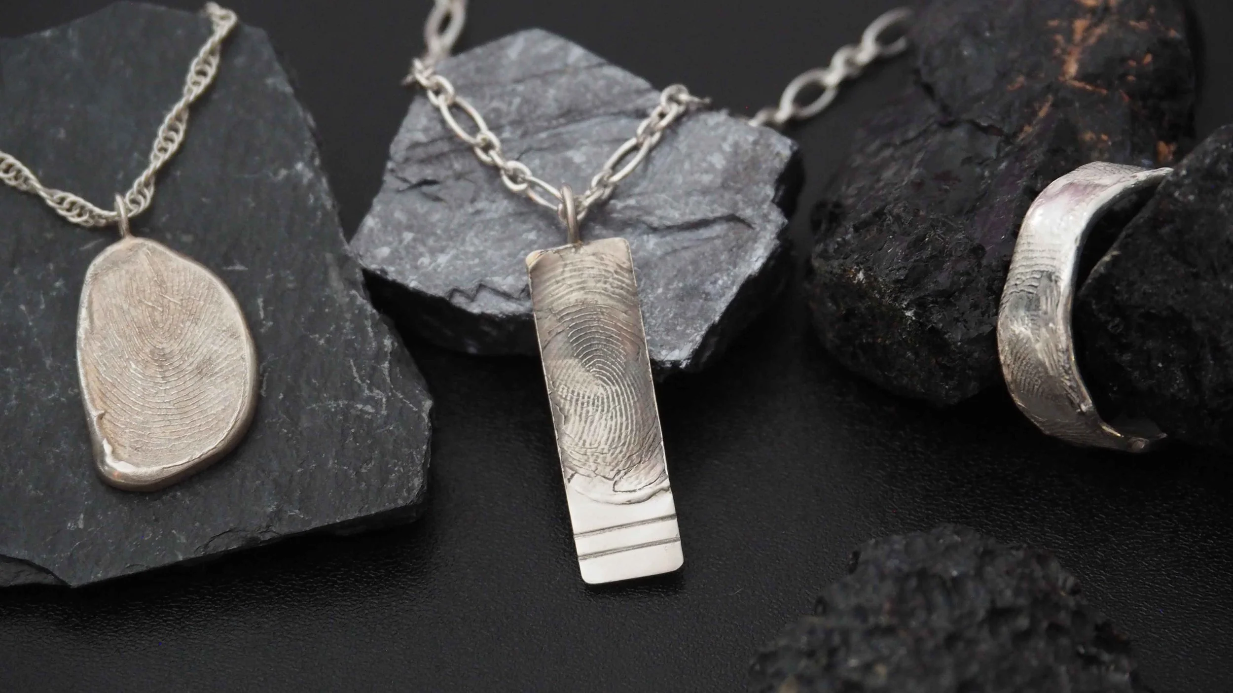 Colliers et bague empreinte