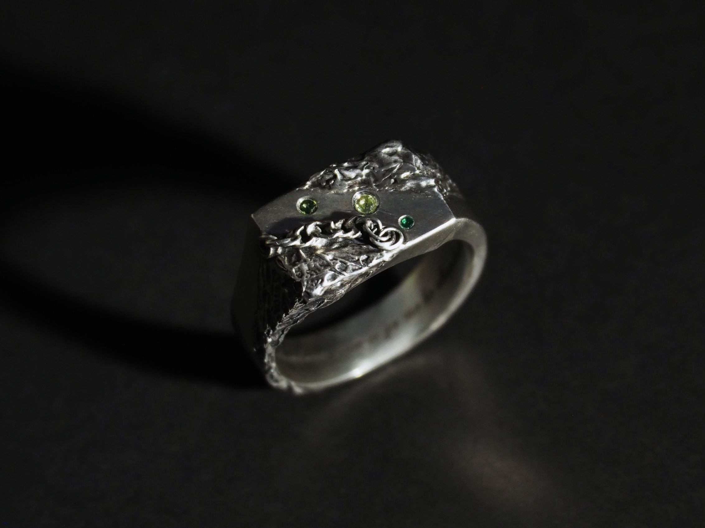 Chevalière texturée sertie de tourmalines et d'un péridot, gravée à l'intérieur