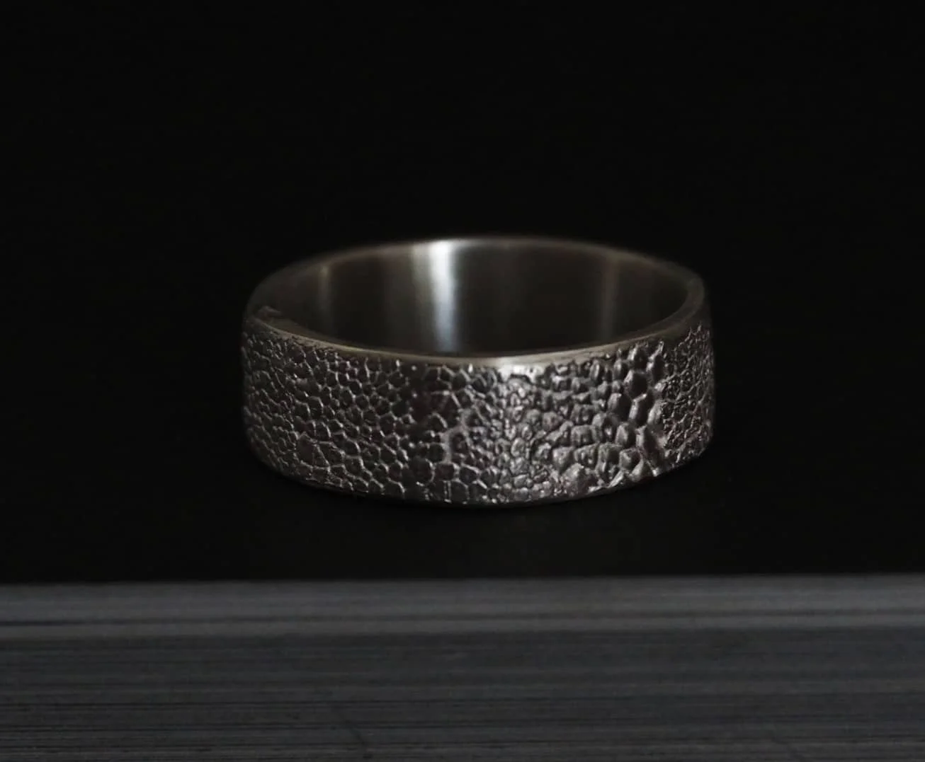 bague empreinte truffe de chien avec l’empreinte de deux museaux de chien qui s’alternent pour recouvrir tout l’anneau, expliquant ainsi les changements de texture de la bague truffe.