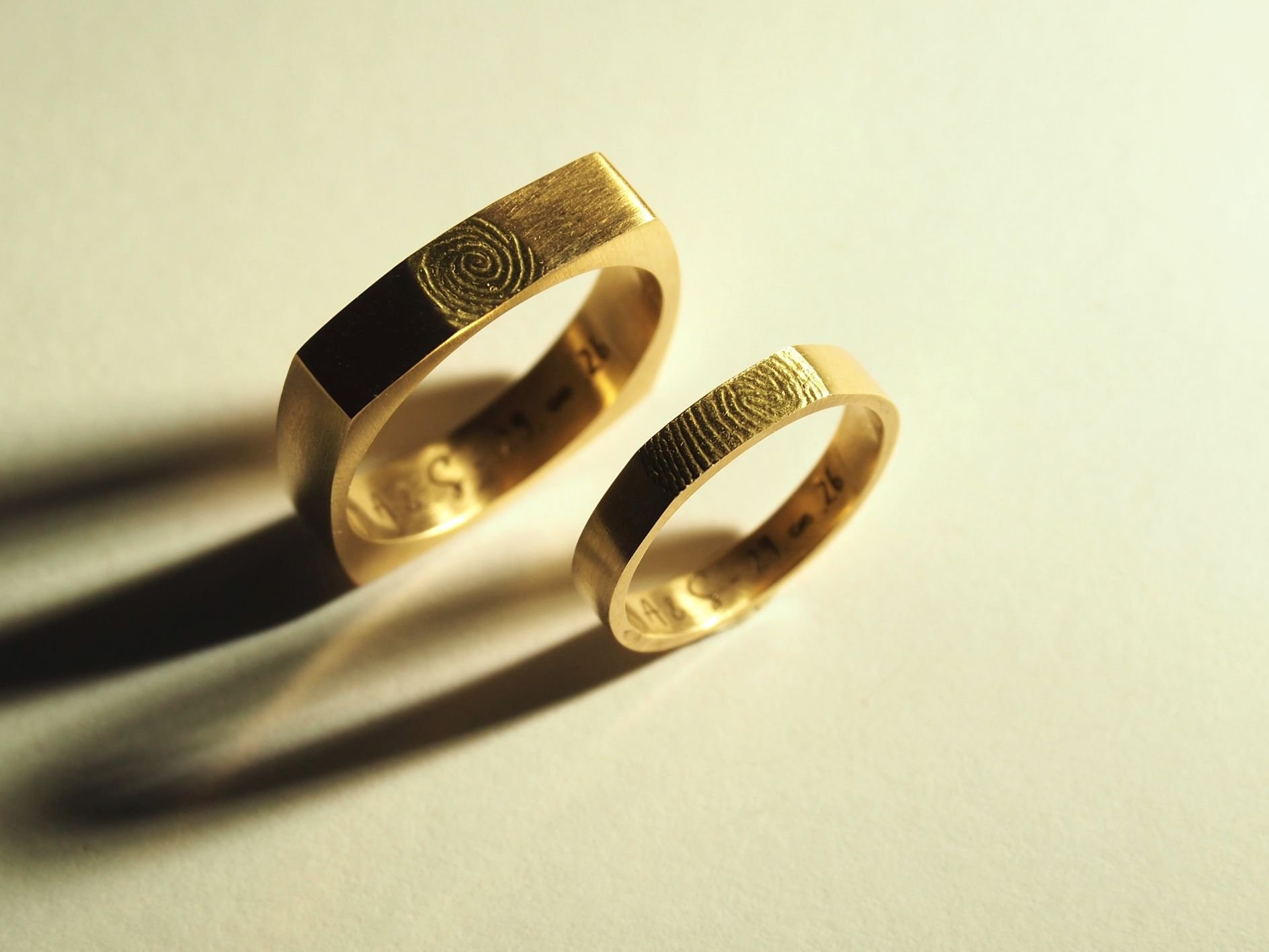Alliance empreinte en or jaune 18 carats gravées