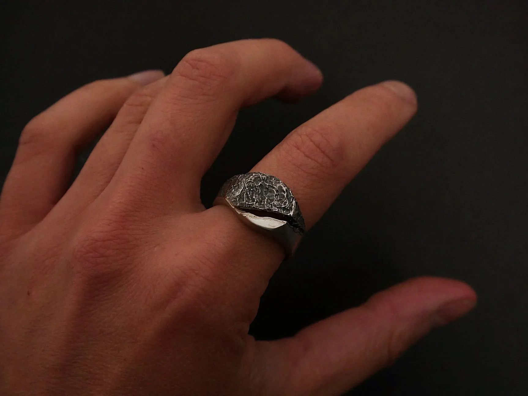 Chevaliere-argent-brut-homme-Atelier-962-Manon-Fleury (4).JPG