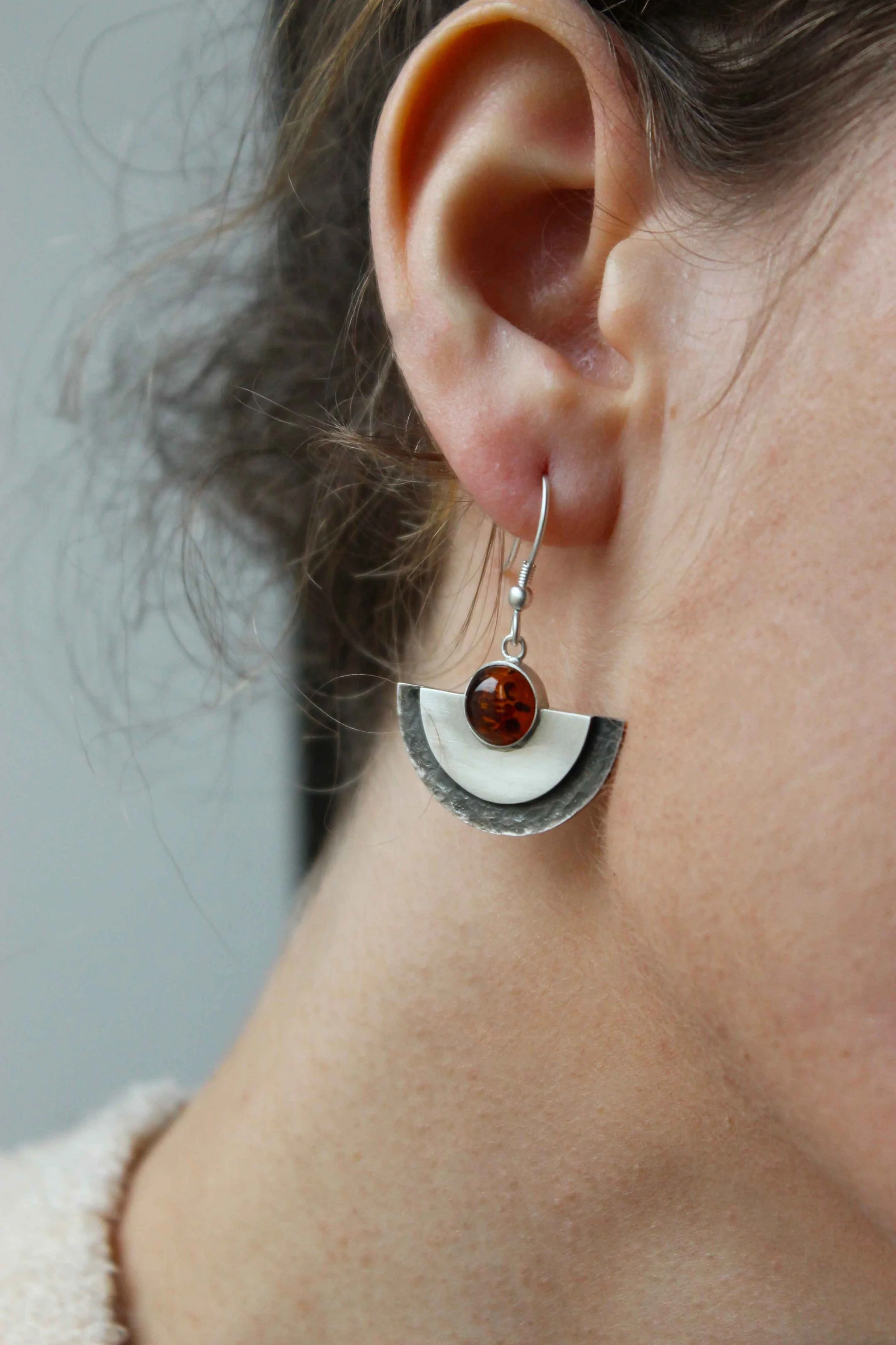Boucles d'oreilles ambre et argent.