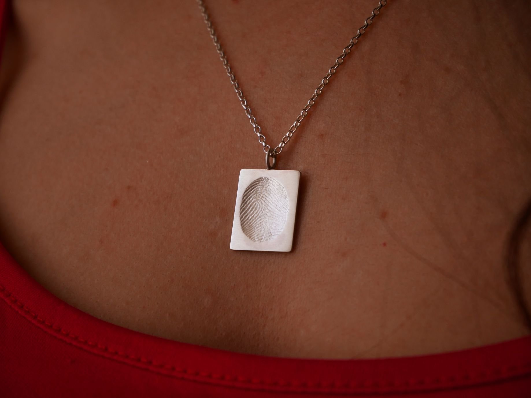 Collier-carre-empreinte-digitale-Atelier962-Manon-Fleury (1).JPG