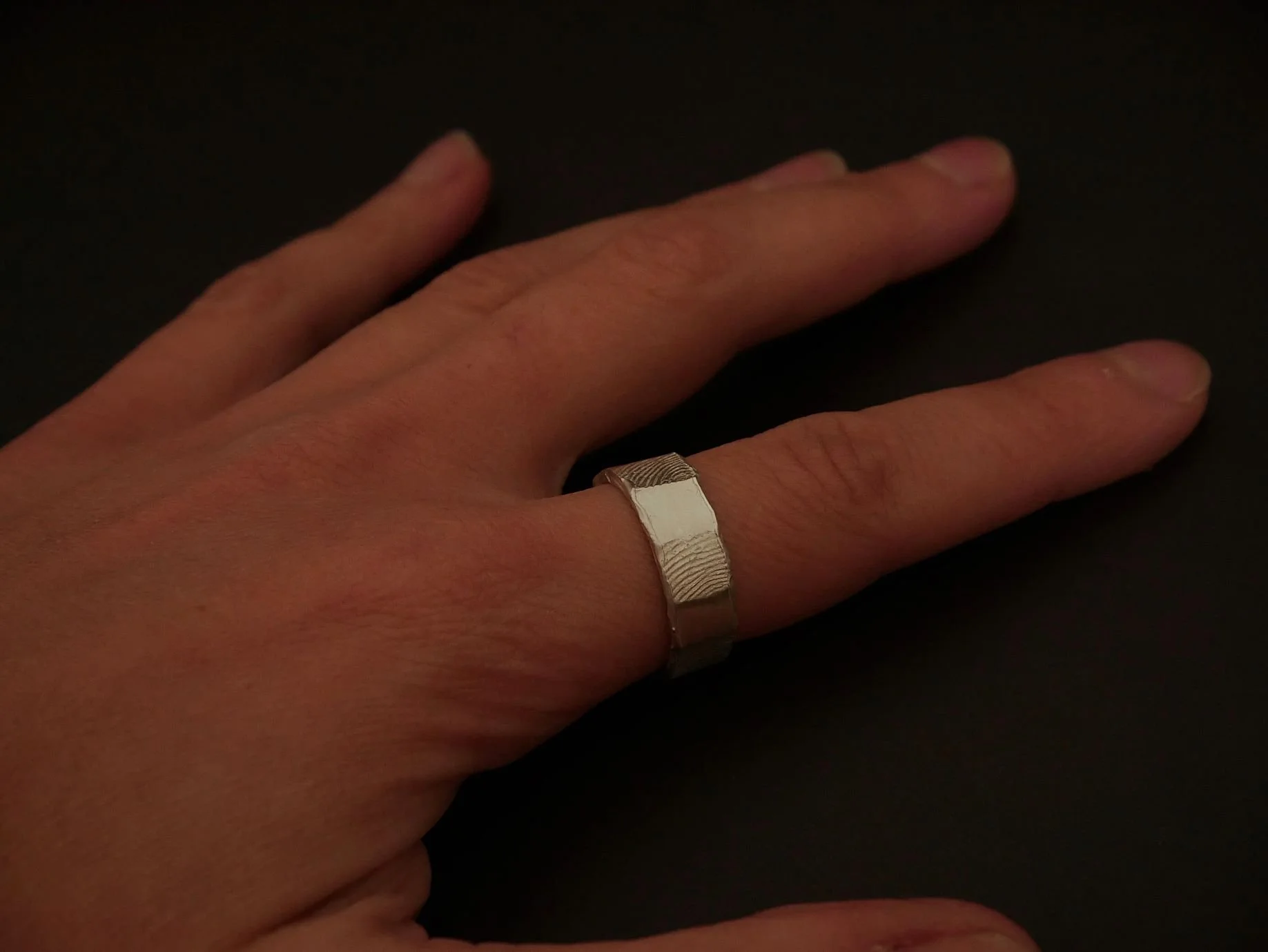 Bague empreinte de doigt en argent portée par femme, rebord fondu et finition douce, bijou sur-mesure Atelier 962°, création artisanale empreinte d’amour, d’attachement et d’histoire.