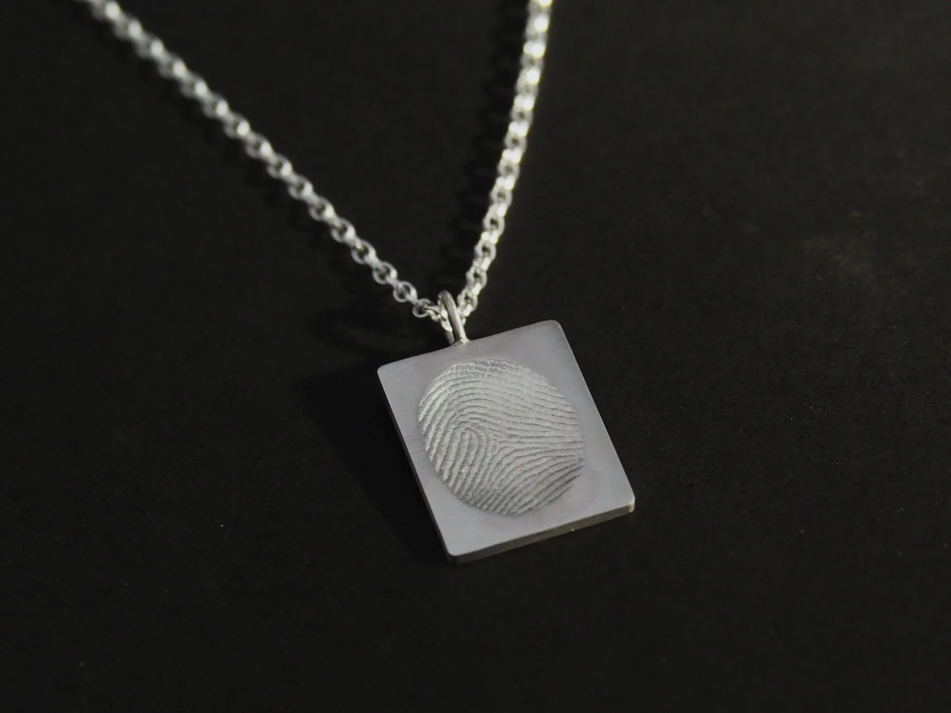 Collier-carre-empreinte-digitale-Atelier962-Manon-Fleury (3).JPG