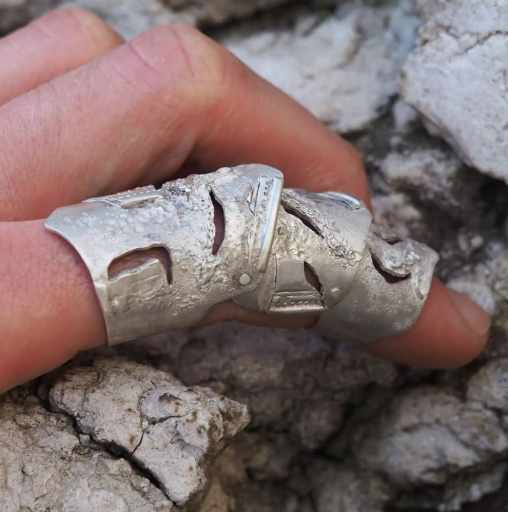 Création d’une bague sur mesure articulée à partir d’un vieux bijou transformé.