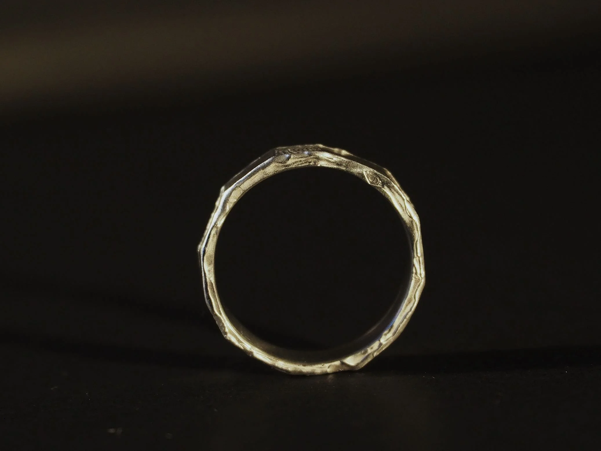 Vue transversale d’une bague empreinte digitale en argent, rebords fondus et intérieur gravé, bijou empreinte personnalisé Atelier 962°, création artisanale raffinée et symbolique.