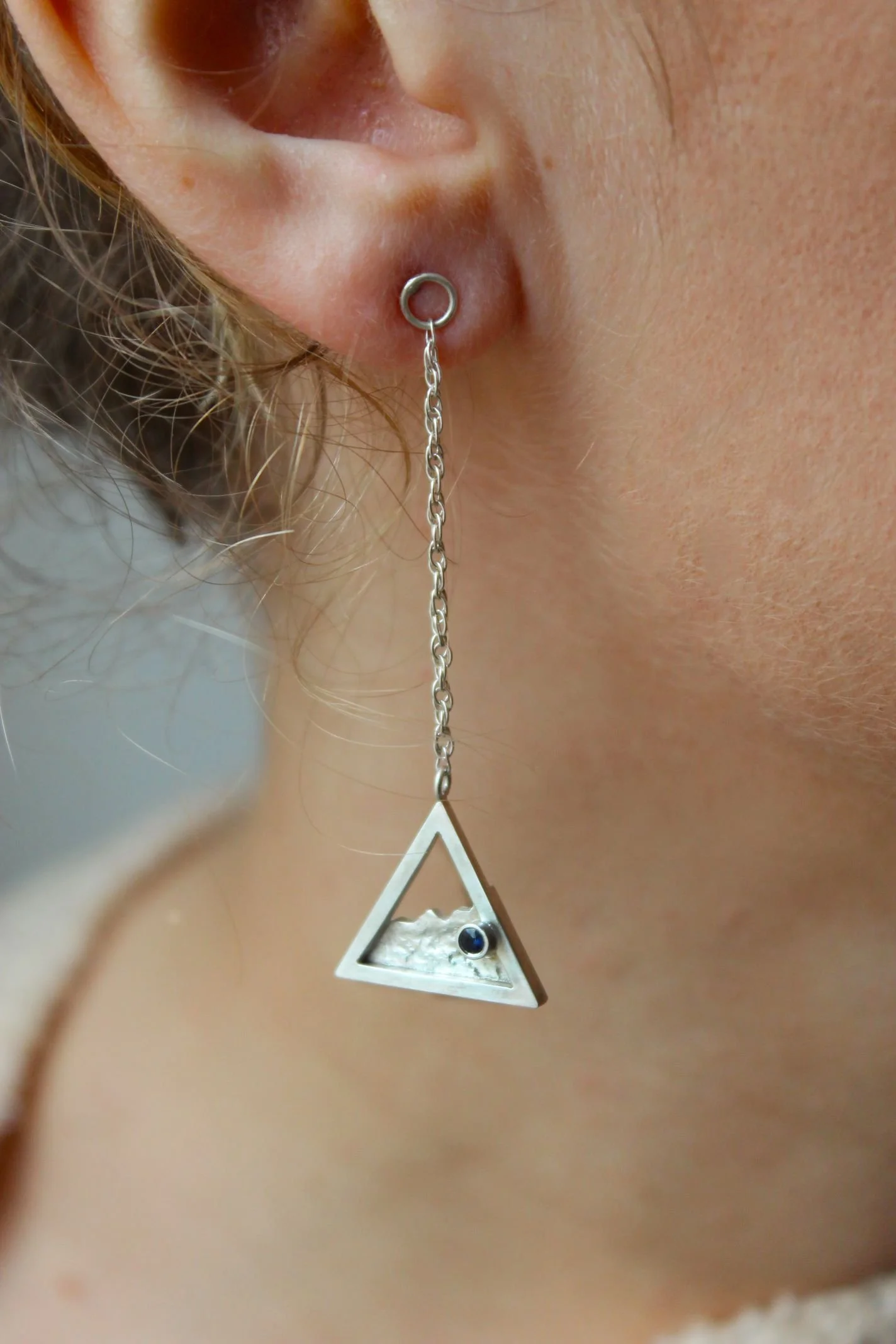 Boucles d'oreilles longues argent et saphirs.