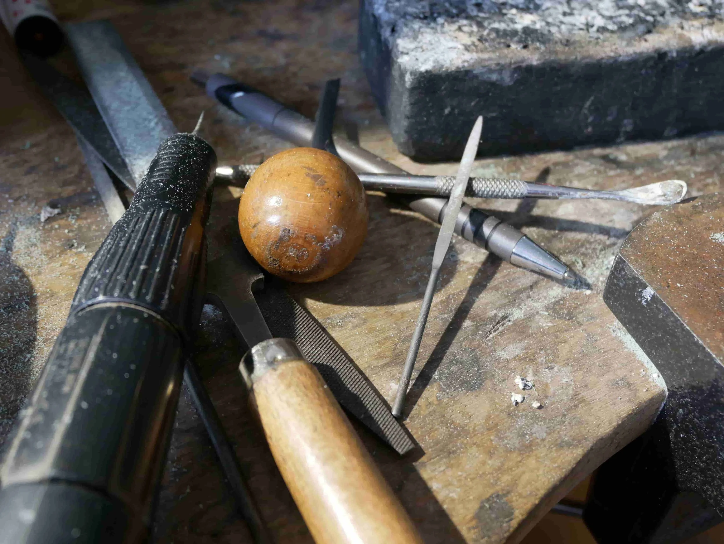 Outils de bijoutier sur établi, utilisés par une créatrice lyonnaise pour concevoir des bijoux faits main sur mesure et personnalisés.