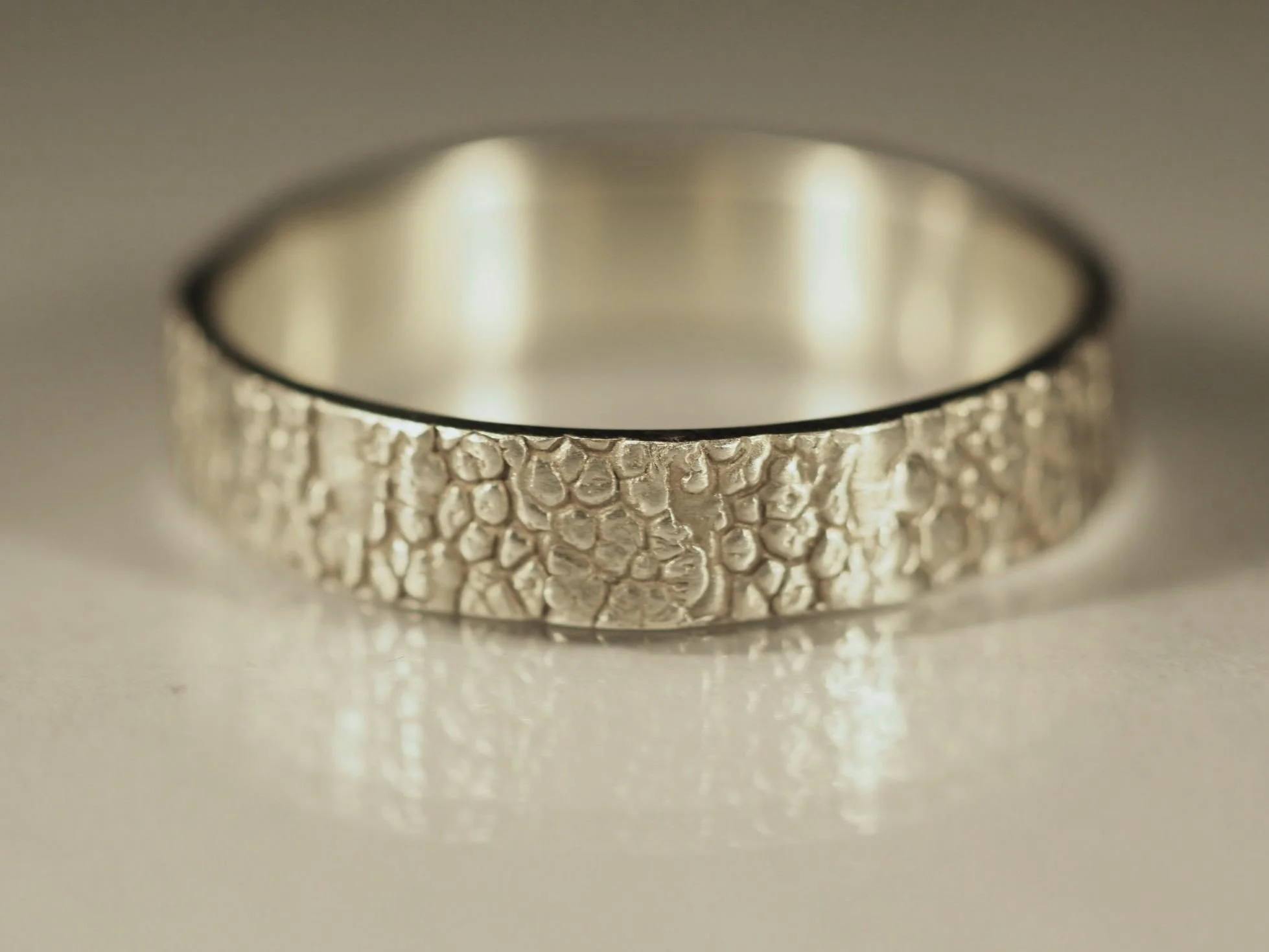 Anneau-truffe-chien-sur-mesure-or-blanc-Atelier-962-Manon-Fleury.JPG