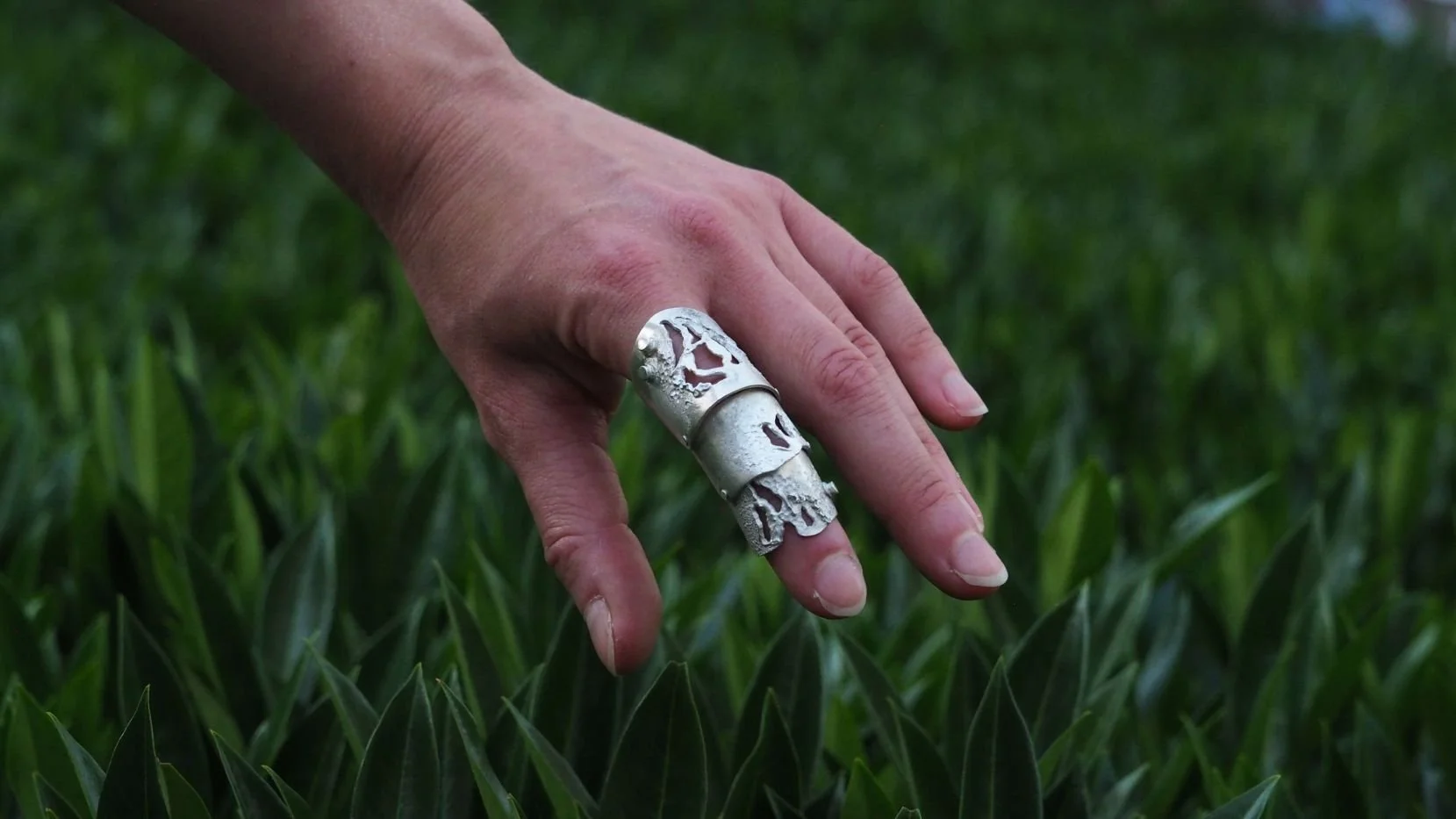 Bague articulée en argent, également appelée bague armure. C'est un bijou sur mesure fabriqué à partir d'un bijou transformé. 