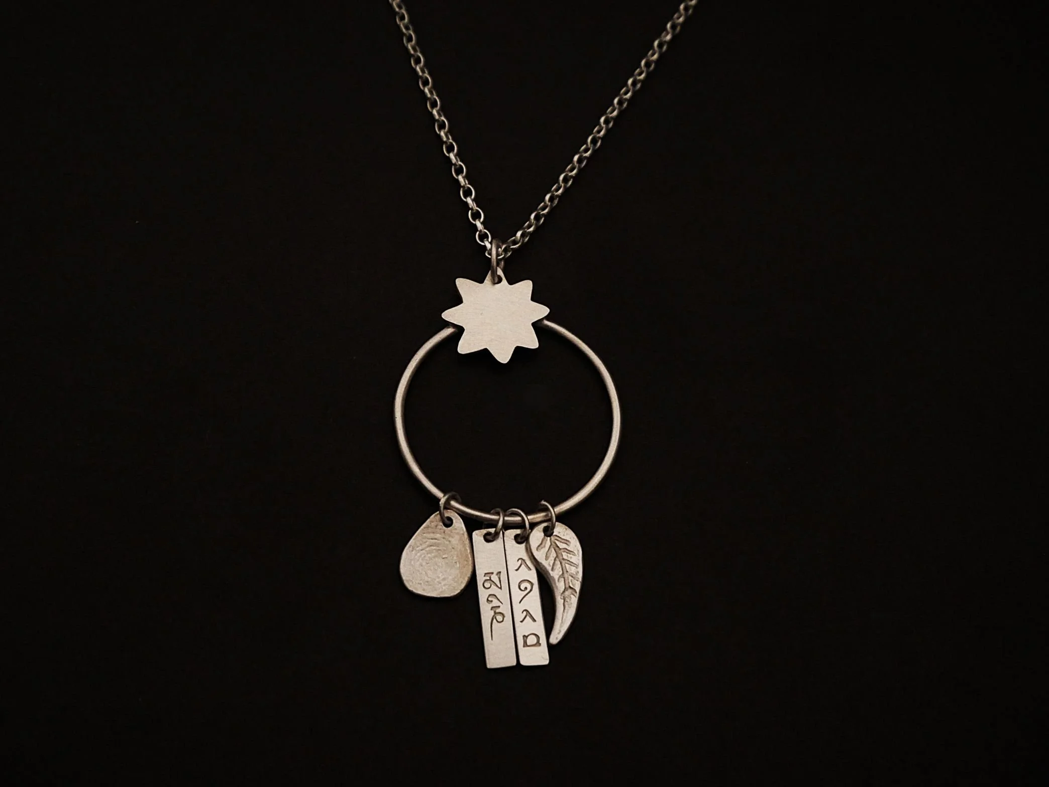 Collier sur mesure sur fond noir. 
