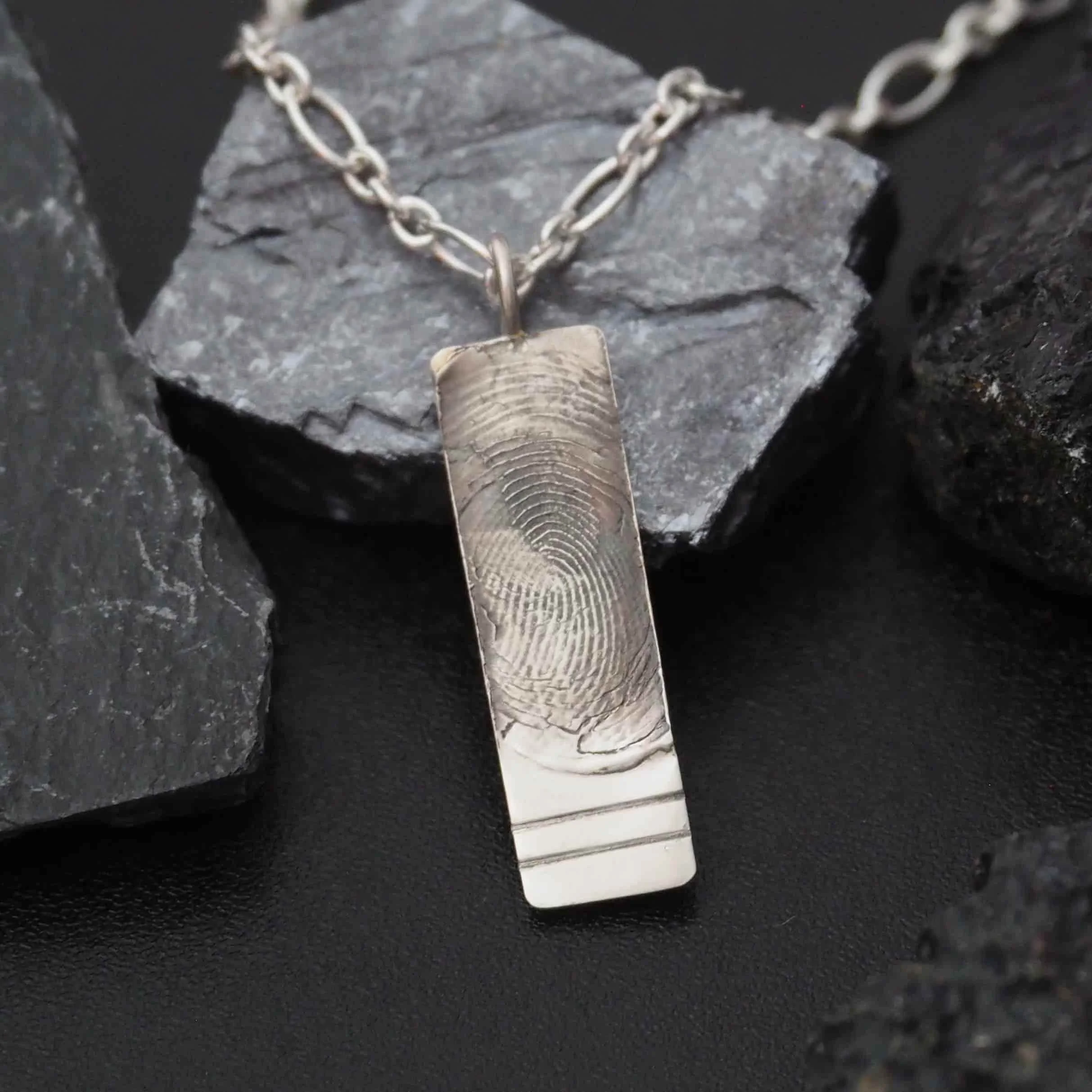 Collier empreinte digitale rectangulaire en argent.