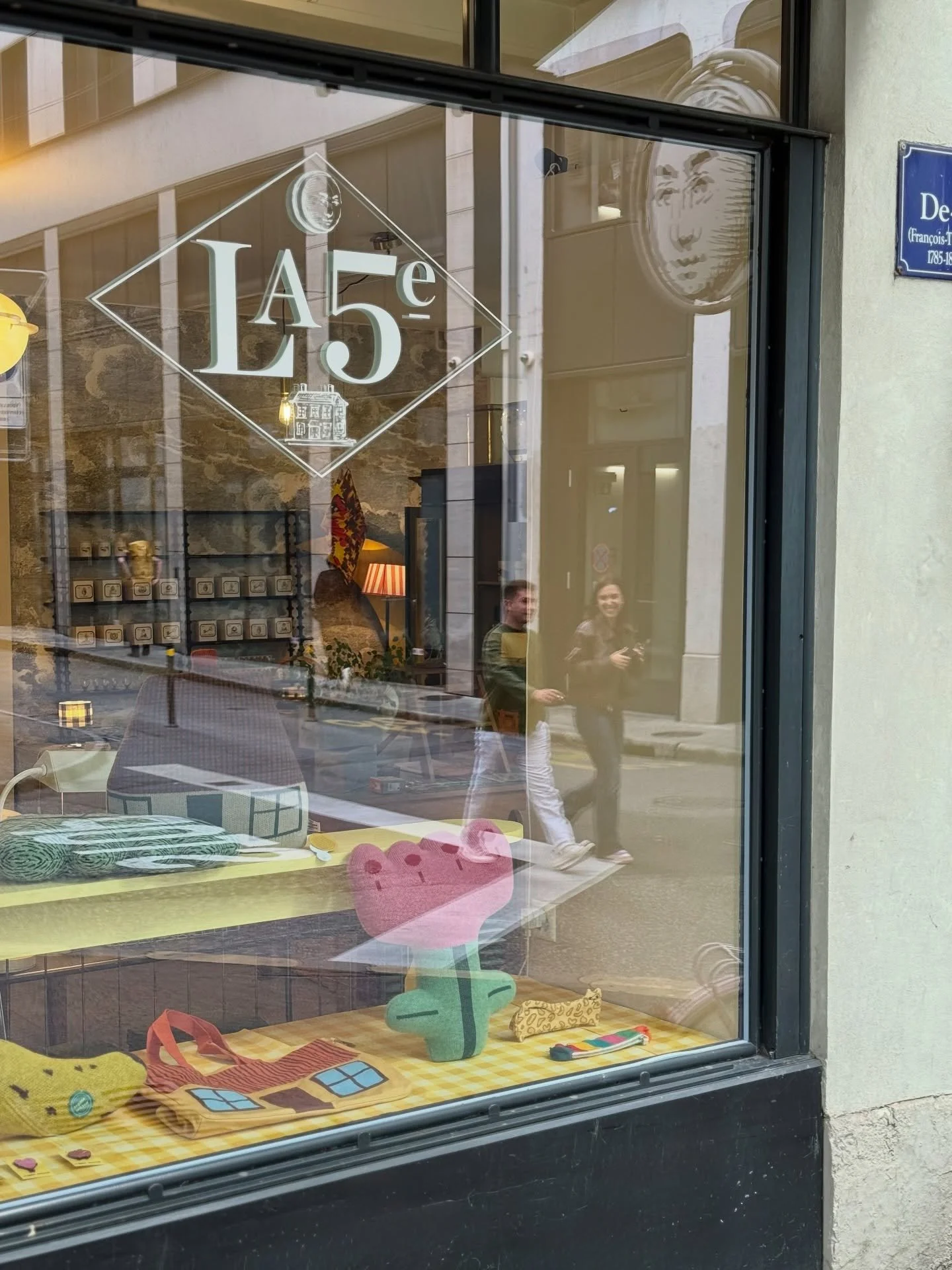 Nouvelle vitrine c&ocirc;t&eacute; Place De-Grenus : les beaux coussins et autres goodies amusants @donnawilsonltd 🍌🌷🏠🌿 

#homegoods #donnawilson #windowdisplays