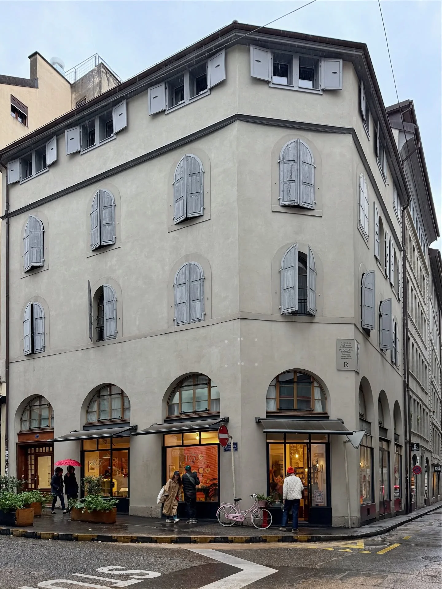 Bon dimanche et au plaisir de vous retrouver mardi !

#shopkeeper #shopsmall #shoppingingeneva #windowdisplay @the_shopkeepers