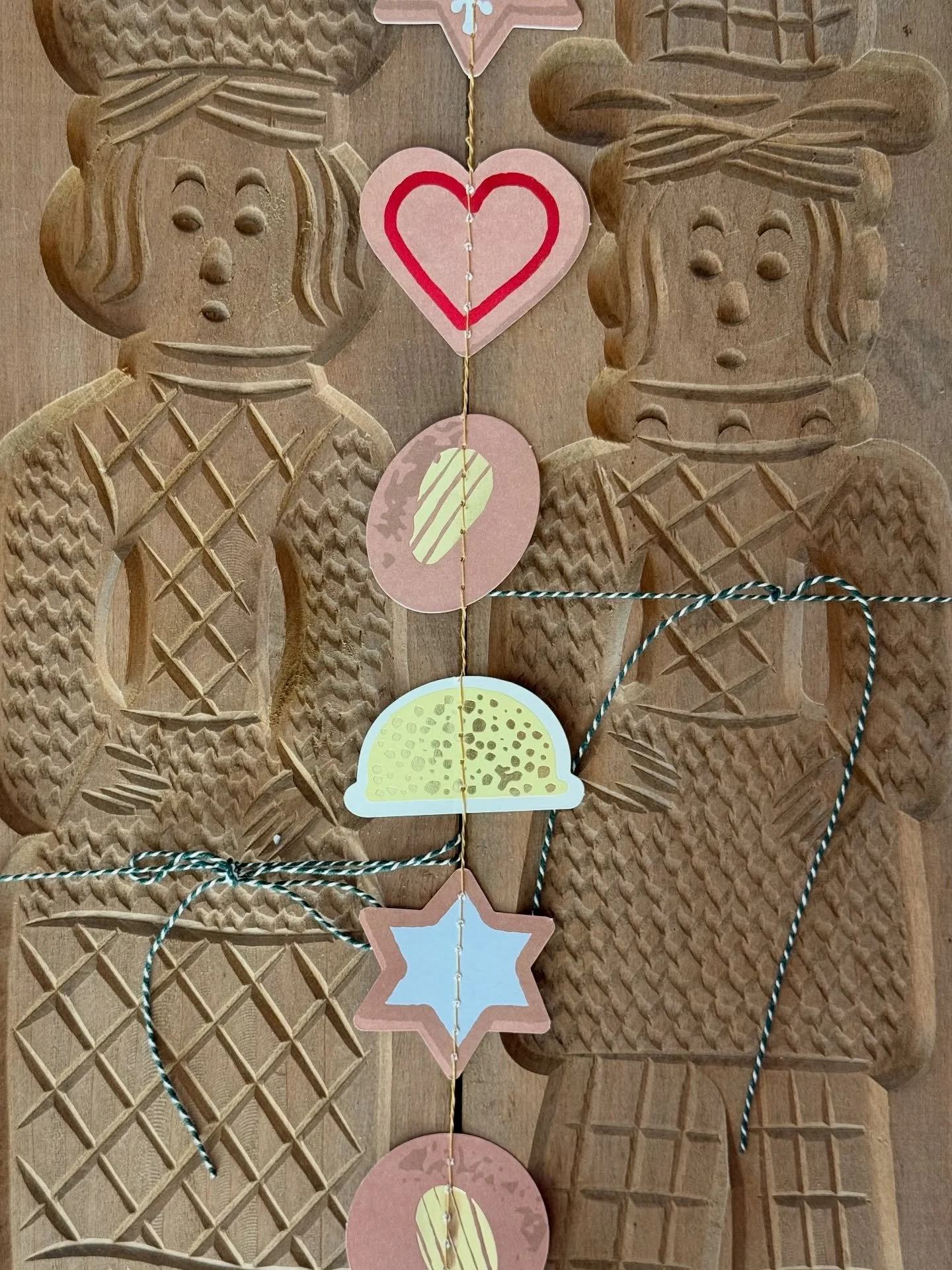 L&rsquo;une de nos traditions pr&eacute;f&eacute;r&eacute;es qui rythme le chemin jusqu&rsquo;&agrave; No&euml;l : les biscuits de No&euml;l. 

Choisir une recette, pr&eacute;parer la p&acirc;te, des emporte-pi&egrave;ces amusants, finaliser avec un 