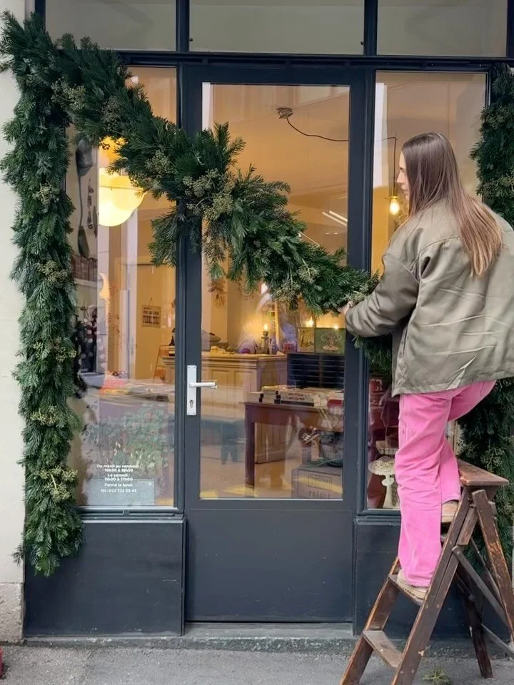 Des branches de sapin et quelques baies de lierre, notre porte d&rsquo;entr&eacute;e se pare de son habit de f&ecirc;te pour vous accueillir tout d&eacute;cembre ✨🌲🌝

#doordecor #windowdisplays #christmassy