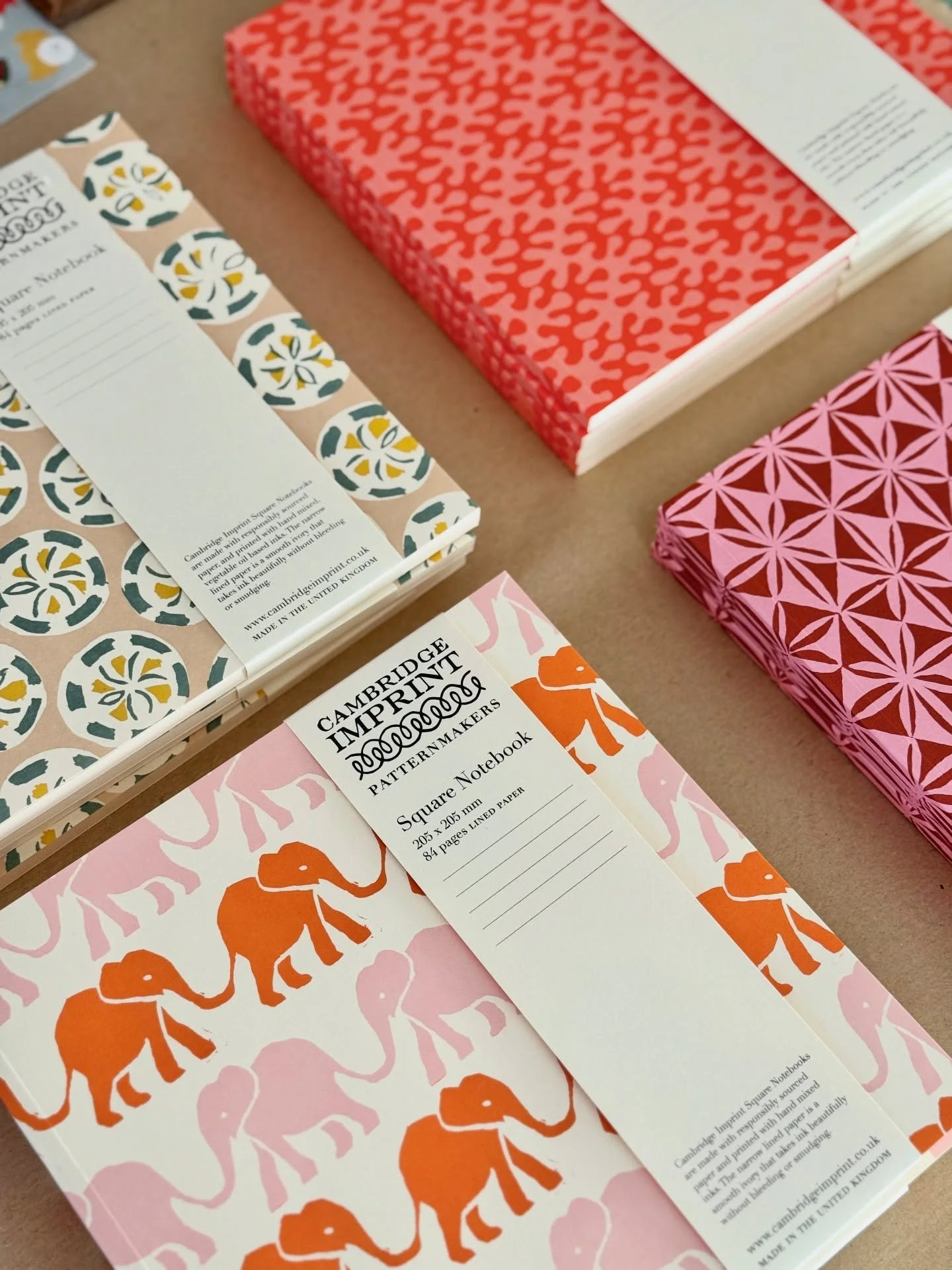 Nouvelle ann&eacute;e, nouvelle papeterie. 📔✨
Les cahiers @cambridgeimprint accompagnent vos projets, id&eacute;es et plus beaux souhaits pour 2026.
&Agrave; feuilleter, &agrave; remplir, &agrave; garder pr&egrave;s de soi.