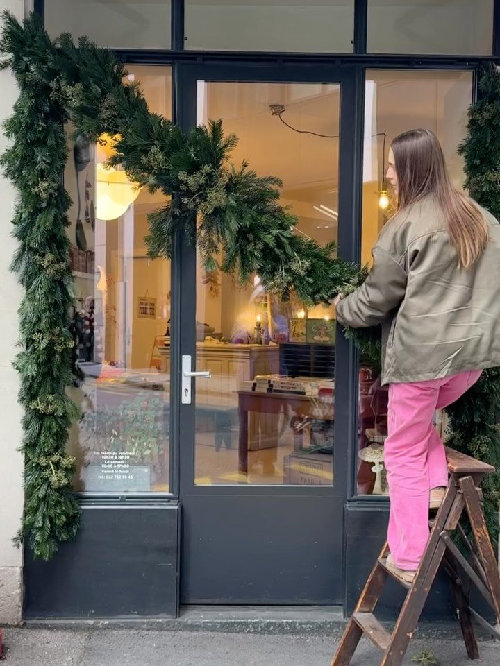 Des branches de sapin et quelques baies de lierre, notre porte d&rsquo;entr&eacute;e se pare de son habit de f&ecirc;te pour vous accueillir tout d&eacute;cembre ✨🌲🌝

#doordecor #windowdisplays #christmassy