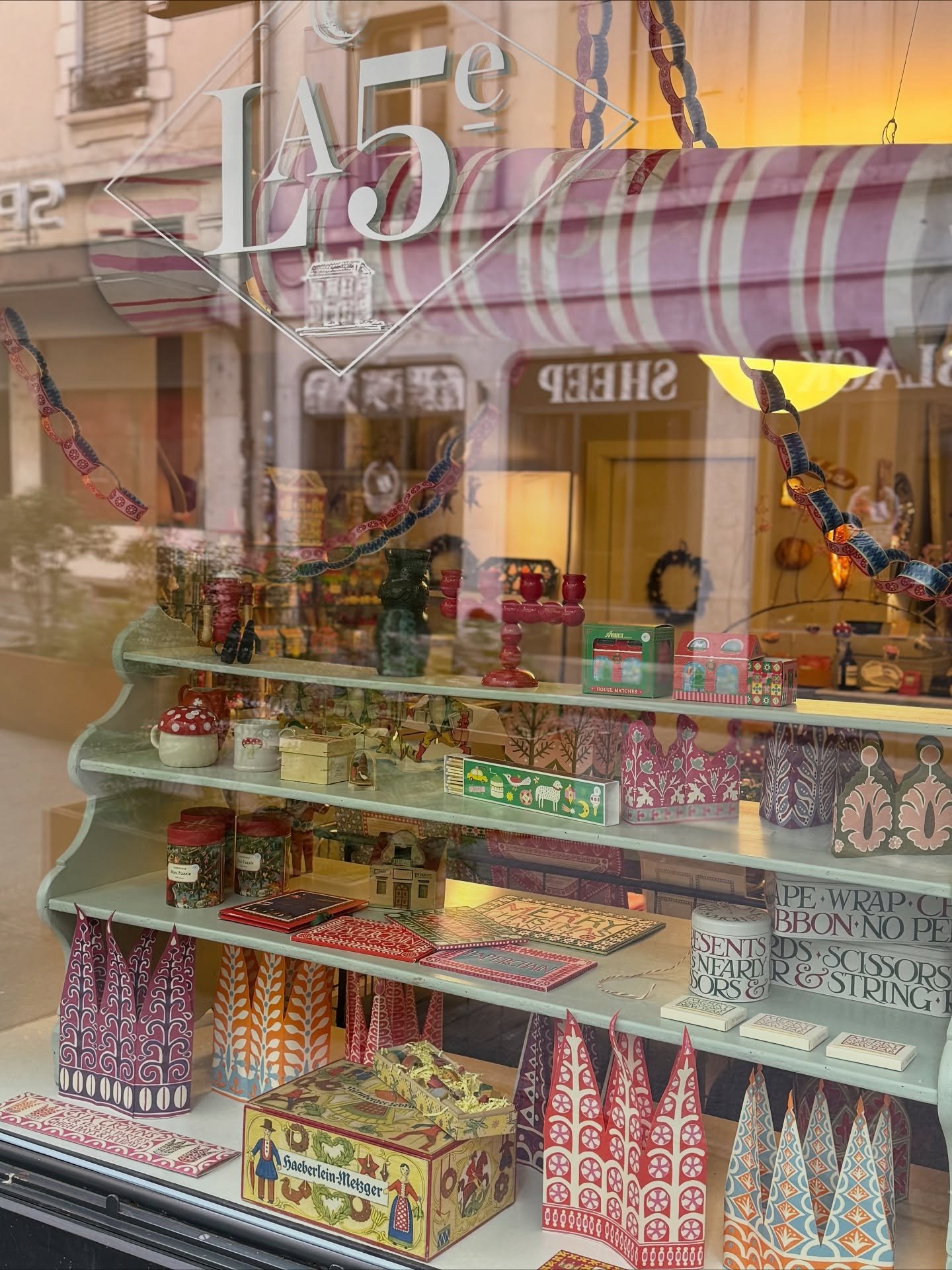 No&euml;l est arriv&eacute; &agrave; La 5e ! 
Il reste encore quelque pr&eacute;paratifs mais les lutins ont d&eacute;j&agrave; bien travaill&eacute;.

Pour la vitrine principale cette ann&eacute;e : un crackers g&eacute;ant, des guirlandes et couron