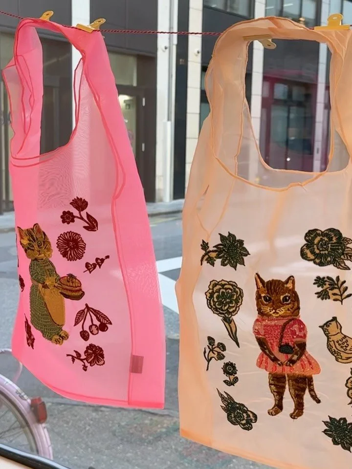 Nouvelle vitrine aux couleurs printani&egrave;res avec les tr&egrave;s mignons petits sacs et pochettes sign&eacute;es @nathalie_lete ✨🌈🐱