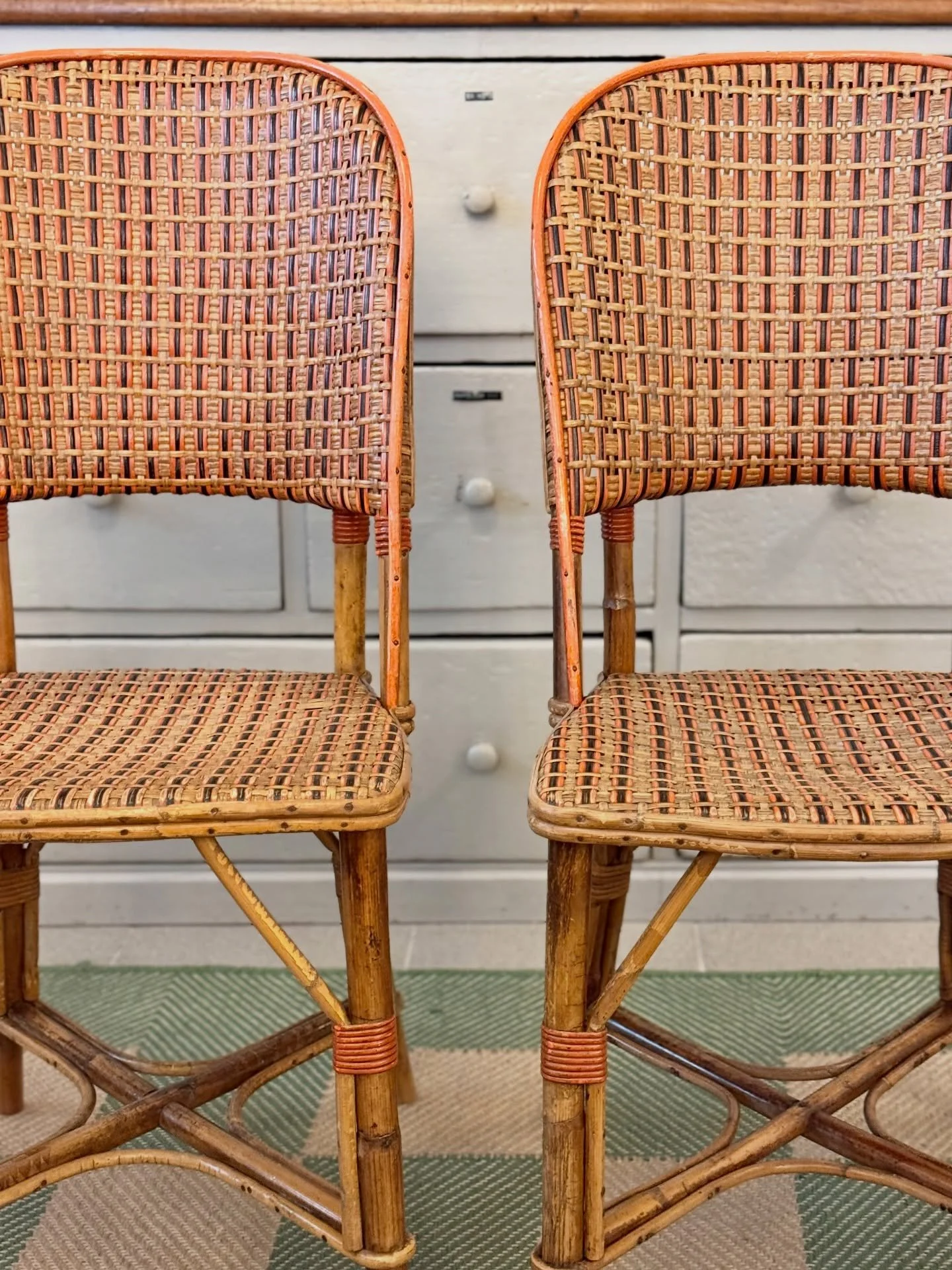 Ensemble en rotin aux d&eacute;tails orange, milieu 20e 🧡