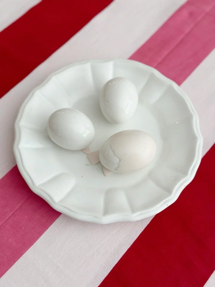 D&eacute;licieuses assiettes trompe-l&rsquo;&oelig;il collect&eacute;es avec soins 🍒🥚🍄&zwj;🟫🥬

&bull; &OElig;ufs et champignons @esteceramiche 
&bull; Cerises, Italie
&bull; Pomme et citron, Portugal 

Un beau week-end de P&acirc;ques ! On vous 